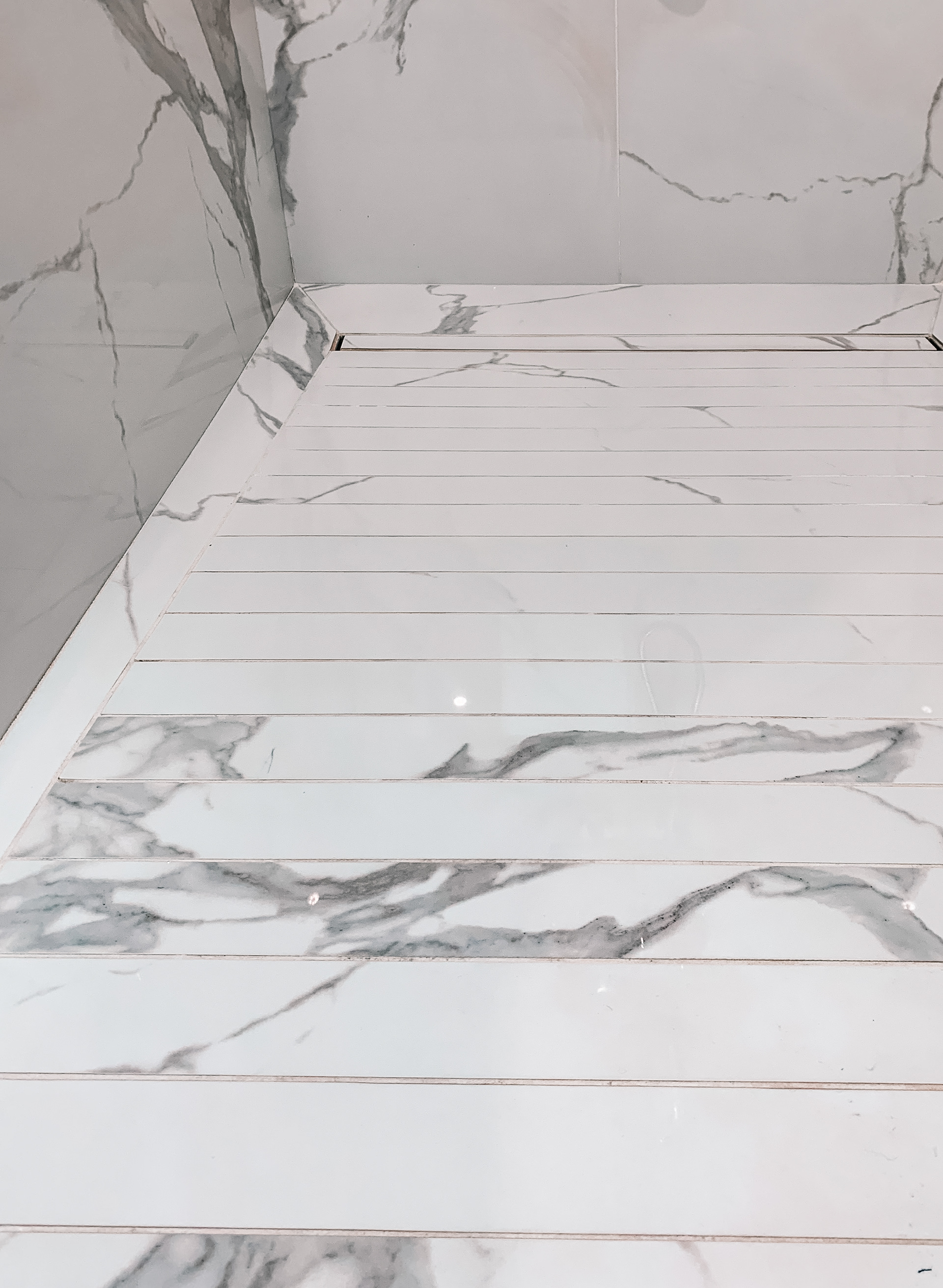 Détail de la pente du receveur de douche faite sur mesure