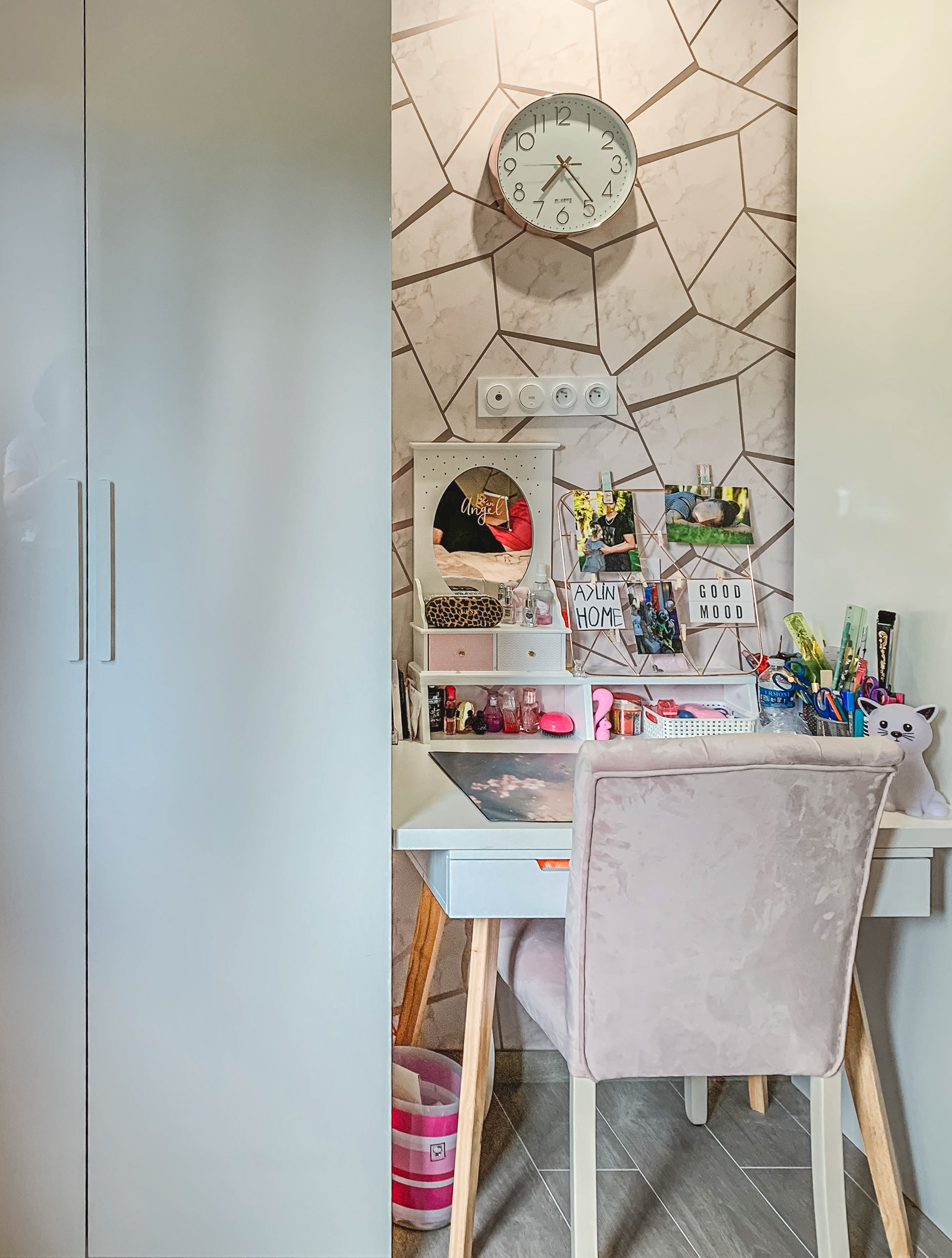 Principe placard avec bureau et TV incorporée (rose gold)