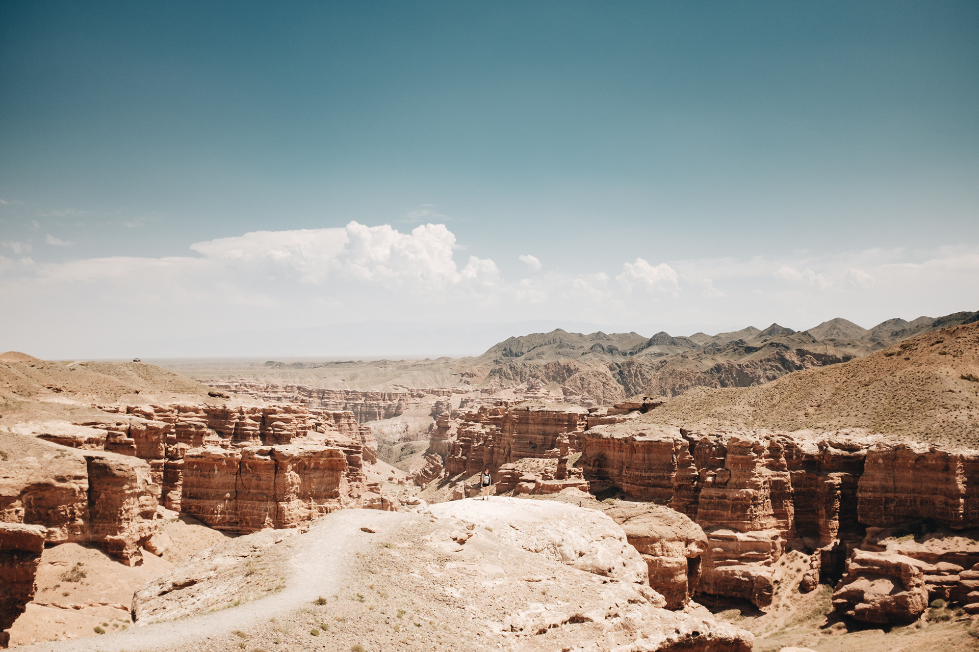 Charyn canyon - kaňon vyhloubený divokou řekou Šaryn do jinak ploché stepi, hluboký 150 až 300 m