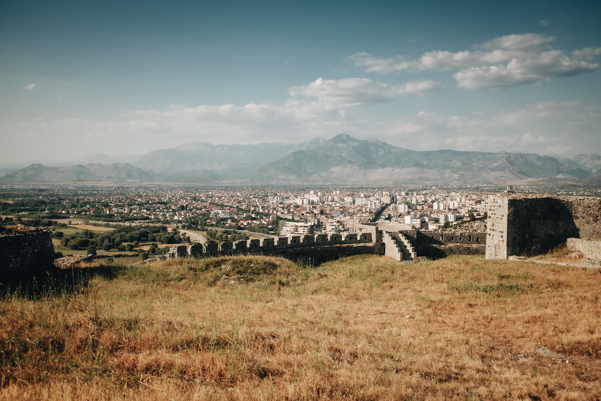 Rozafa a výhled na Shkoder - jedno z nejdůležitějších historických míst v Albánii, hrad postaven Benátčany, pověst o zazděné Rozafě, do r. 1985 zde sídlila armáda, nachází se zde ruiny kostela svatého Štěpána ze 13. st. (po-ne 8:00-20:00, 200 LKK)