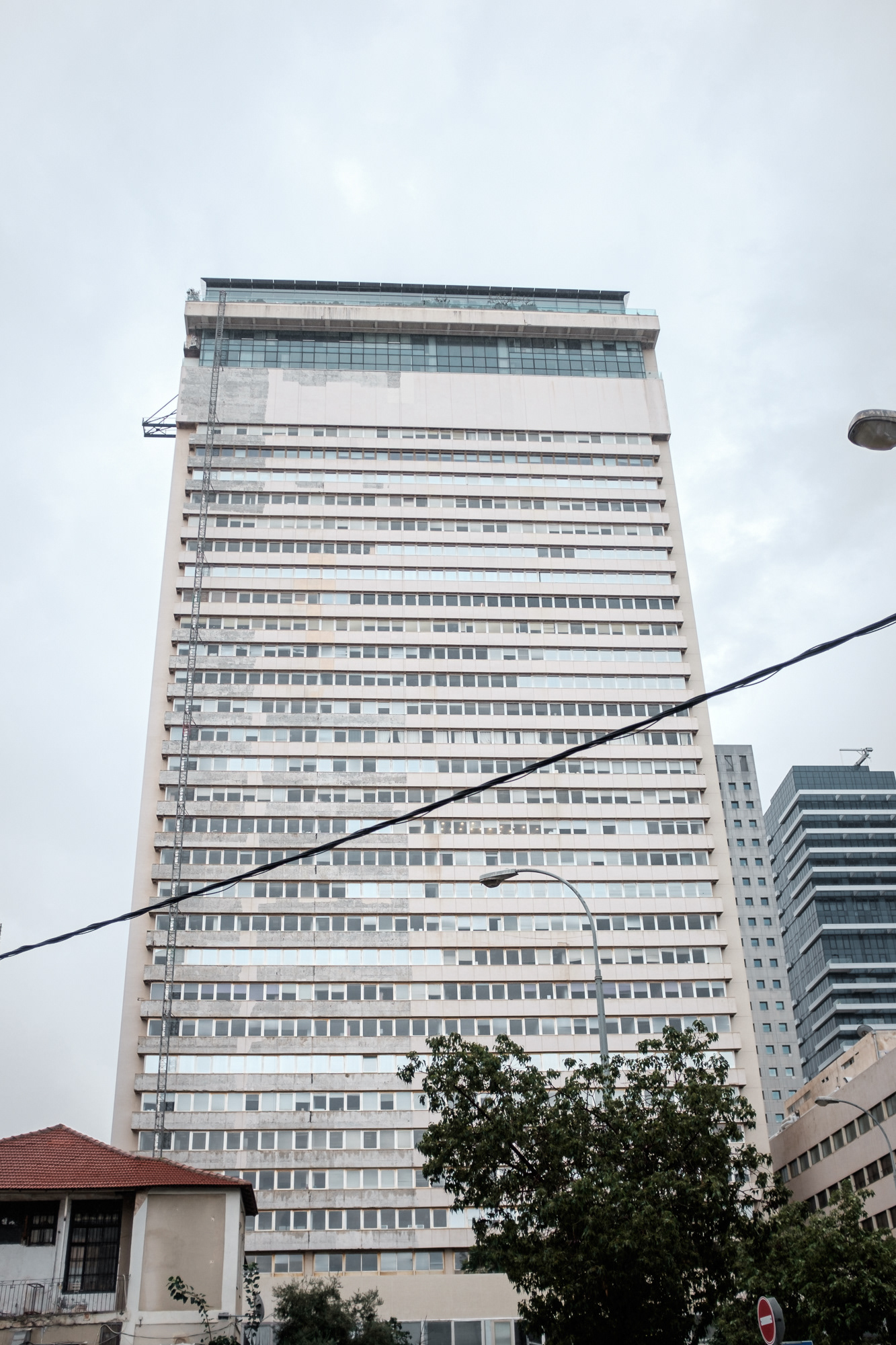 Shalom Meir Tower - 1. výšková budova v Izraeli, r. 1965 při dokončení byla nejvyšší budovou Blízkého východu, 34 podlaží, 142 m vysoká, její součástí je i jediná stanice metra v Tel Avivu, které nakonec nebylo postaveno