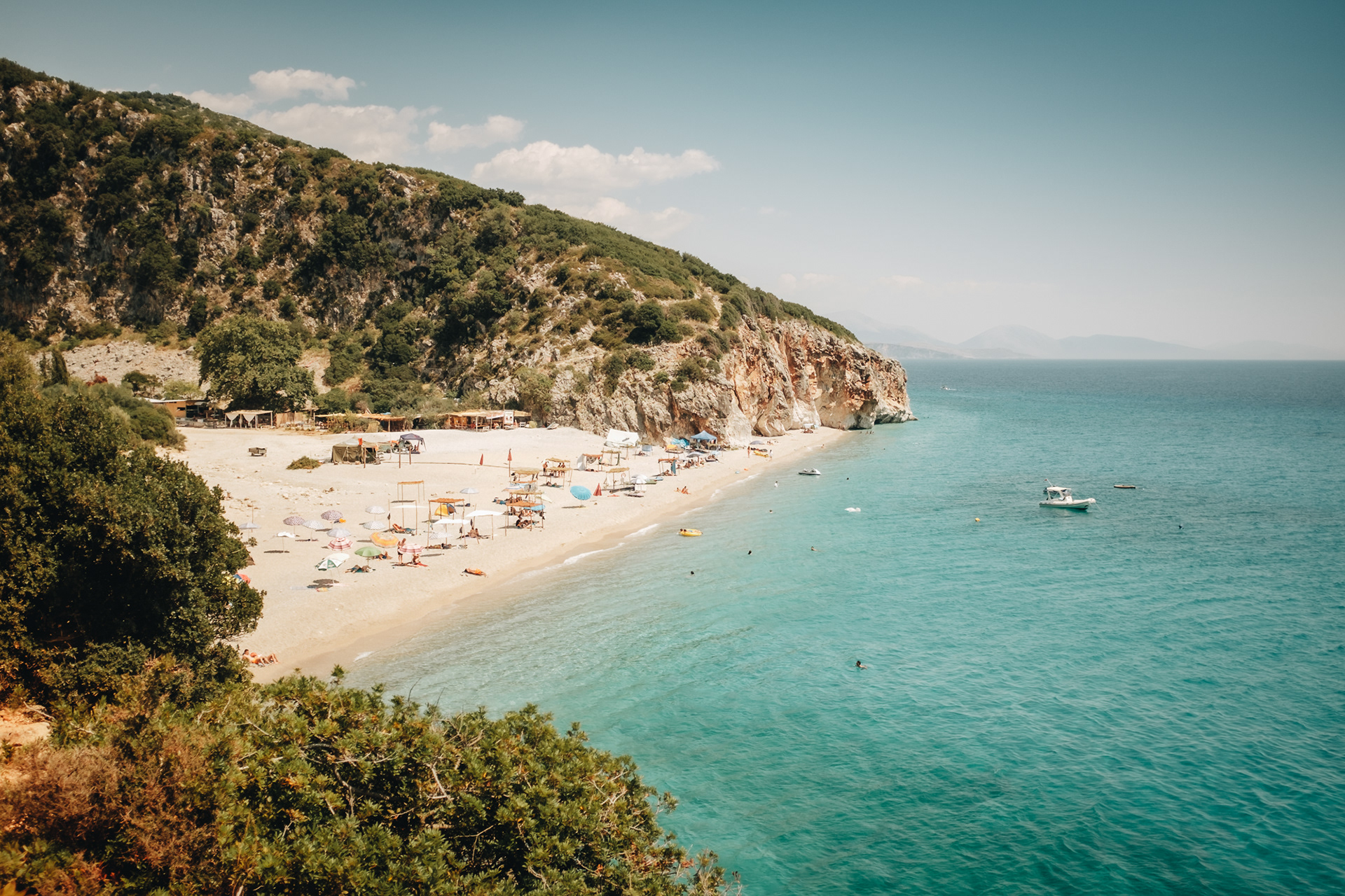 Gjipe Beach - „tajná“ pláž (kterou všichni znají), zátočina pod 70m útesem
