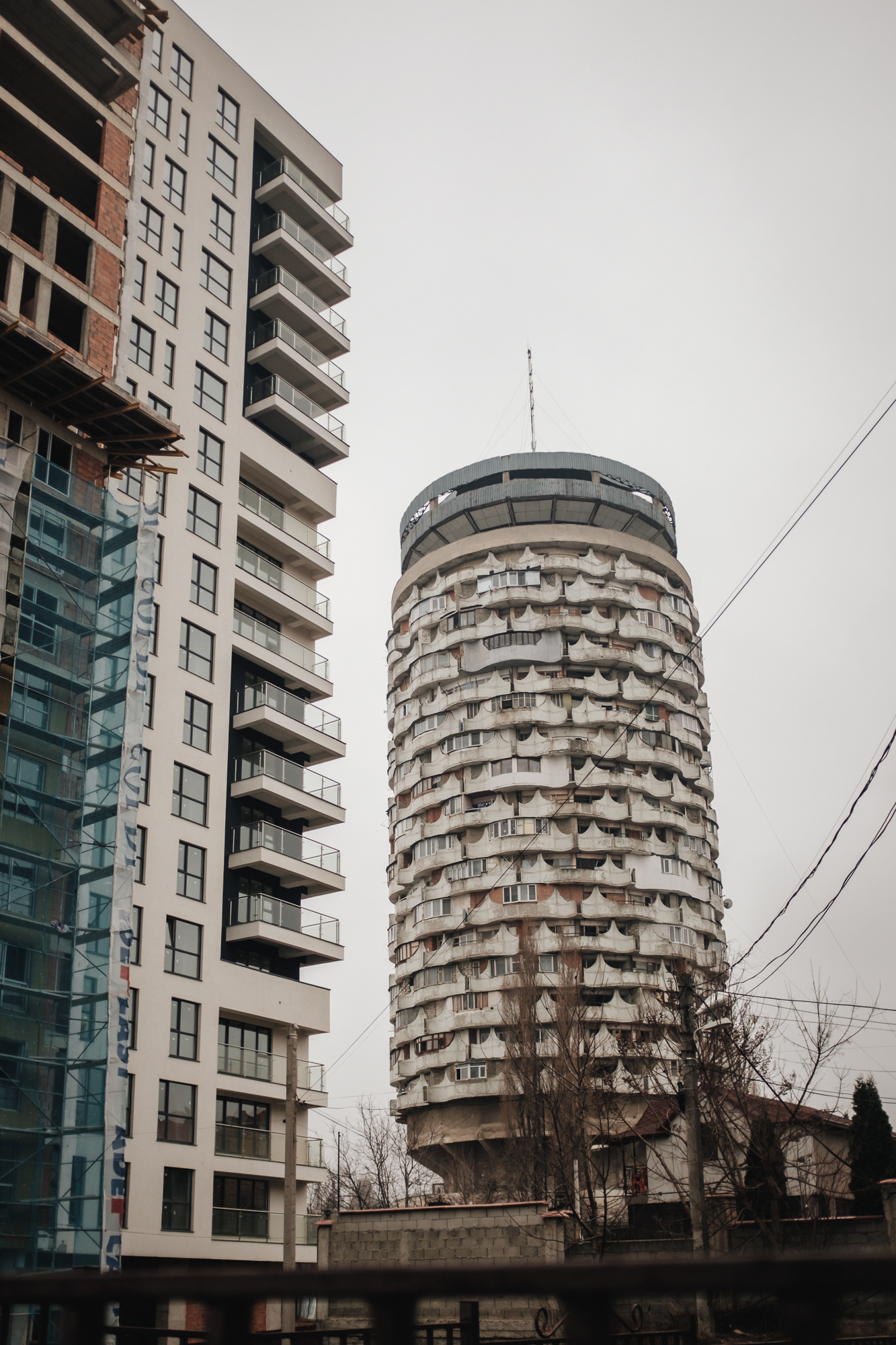 Romanița – 73 metrů vysoká věž se sociálním bydlením a vedle moderní zástavba