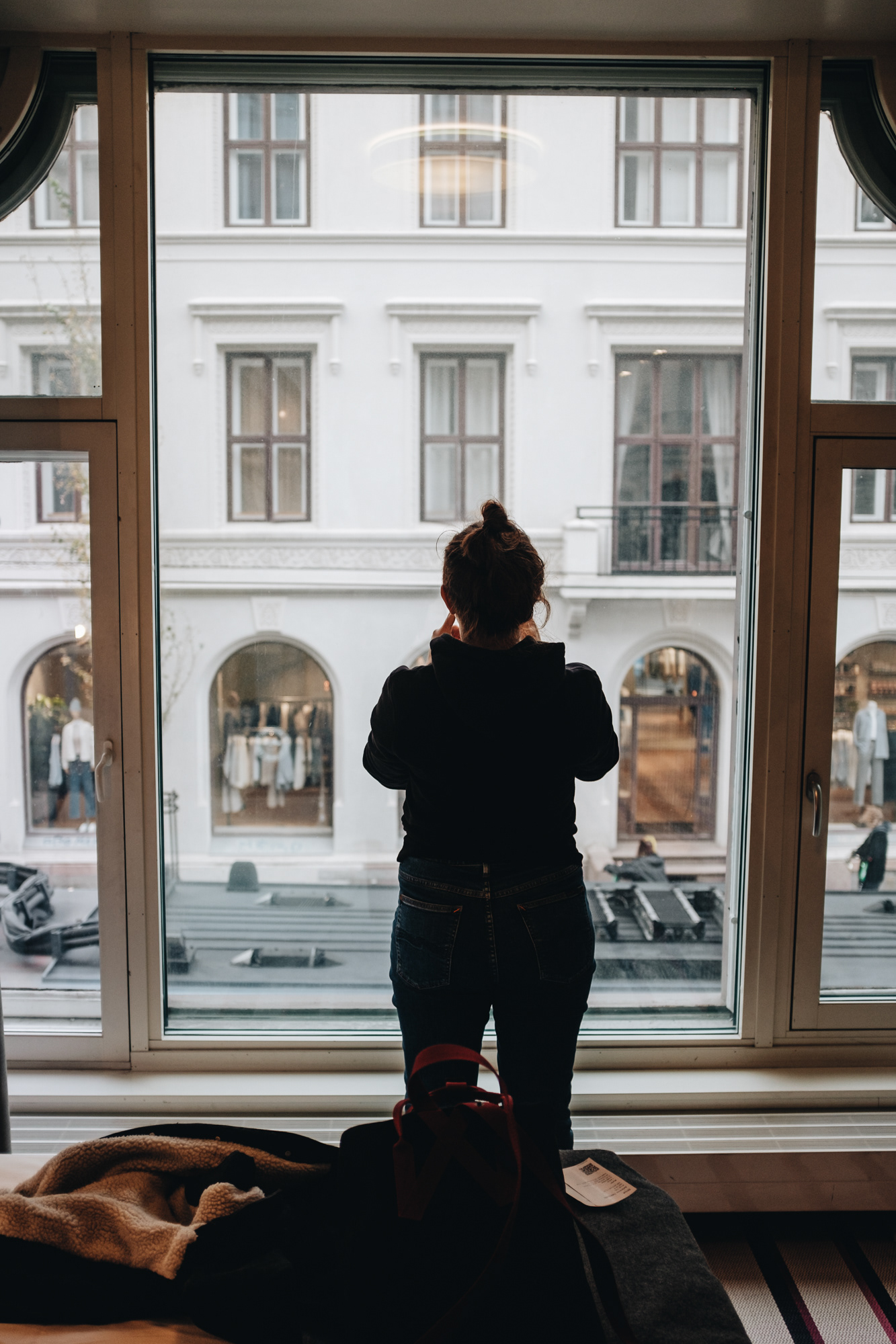 Hotel s nádhernými okny přímo nad tramvajovou zastávkou