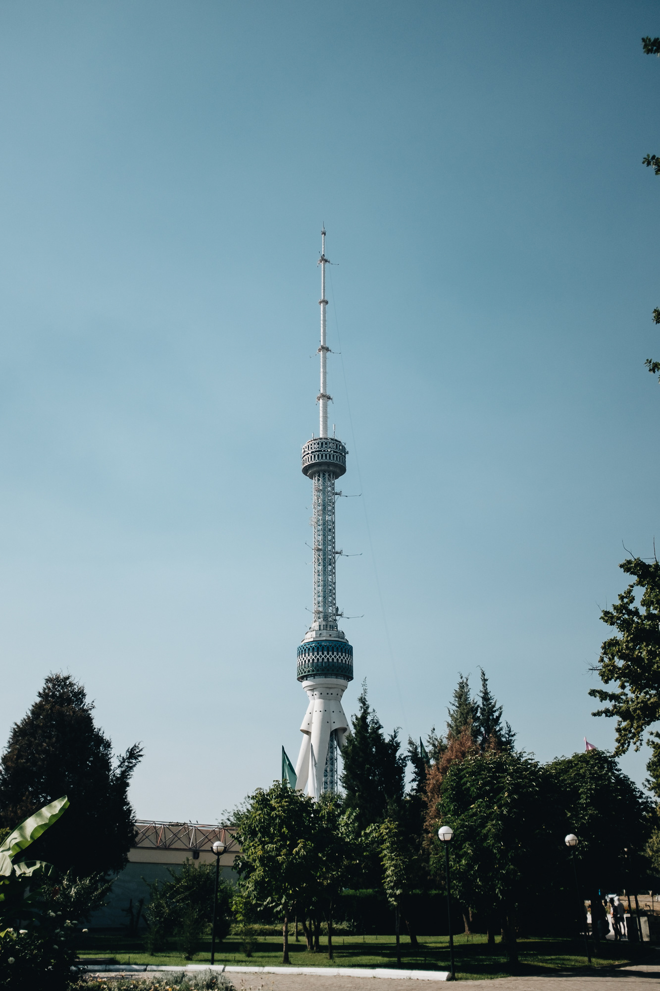 Televizní věž - typická ukázka sovětské architektury, 375 m, za vstupné (vysoké, proto jsme tam nešli) vyhlídková plošina ve 100 m, do dalšího patra (220 m) nutné podplatit hlídače 