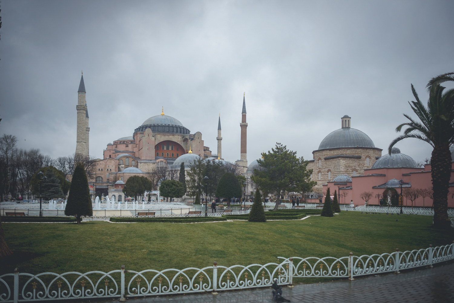 Ayasofya - Hagia Sofia čili chrám Boží Moudrosti - původně křesťanská stavba, po dobytí Osmany přestavěna na mešitu (přistavěny minarety), za Atatürka sekularizována a dodnes muzeum
