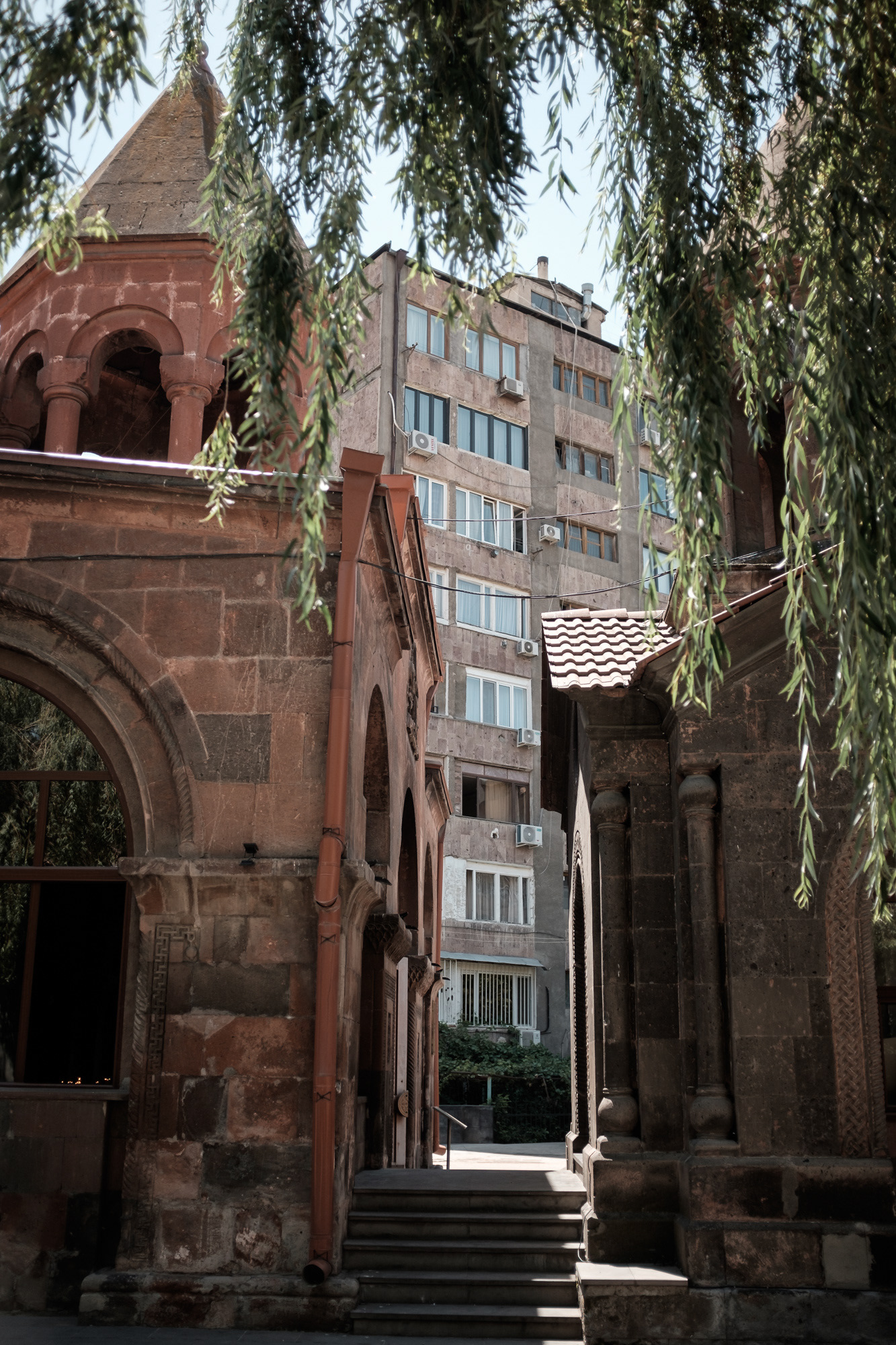 Zoravor Surb Astvatsatsin Church - kostel ze 17. st. vmáčknutý mezi sovětské paneláky