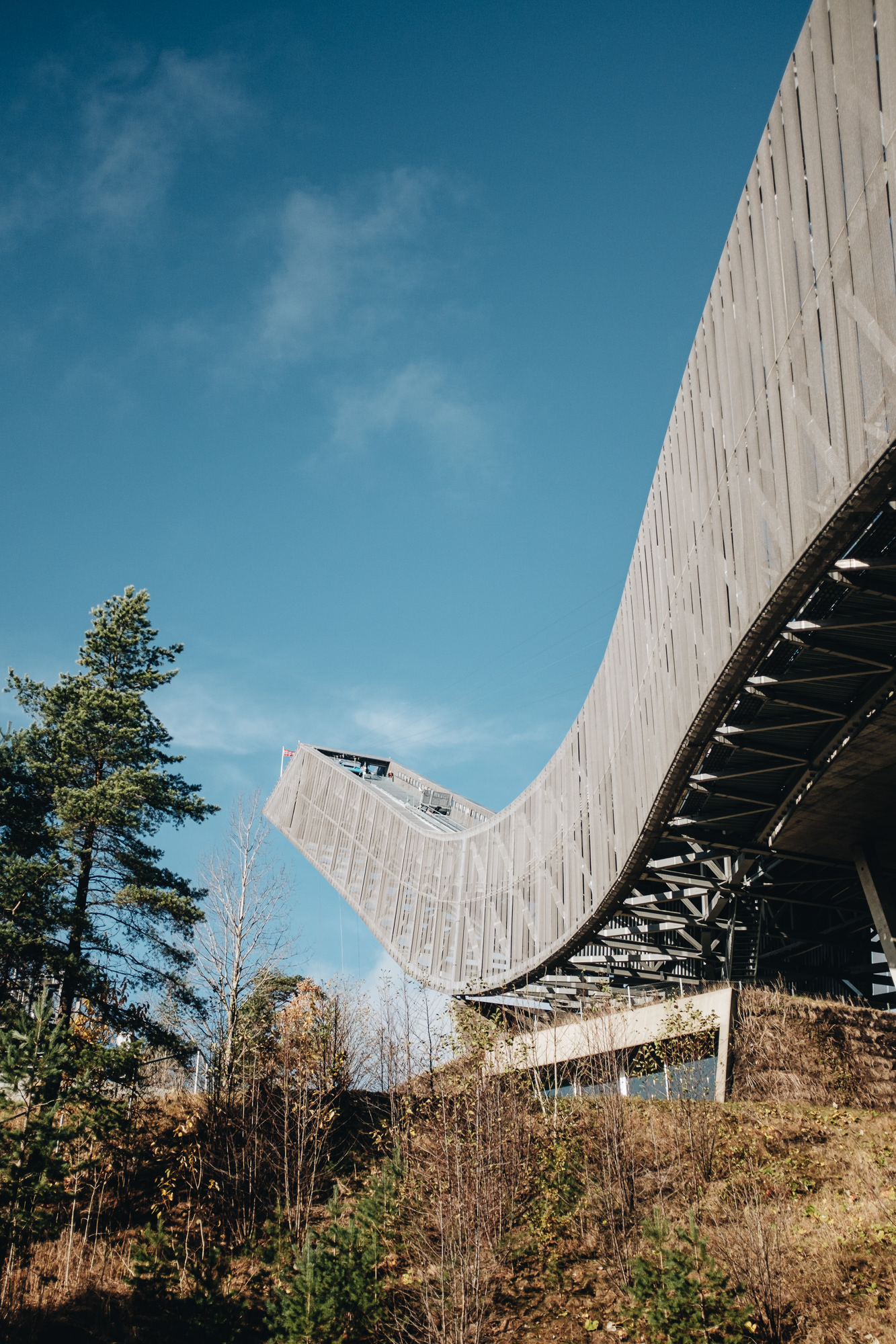 Holmenkollen – skokanský můstek nad Oslem s panoramatickým výhledem; musí se zaplatit vstup do lyžařskýho muzea