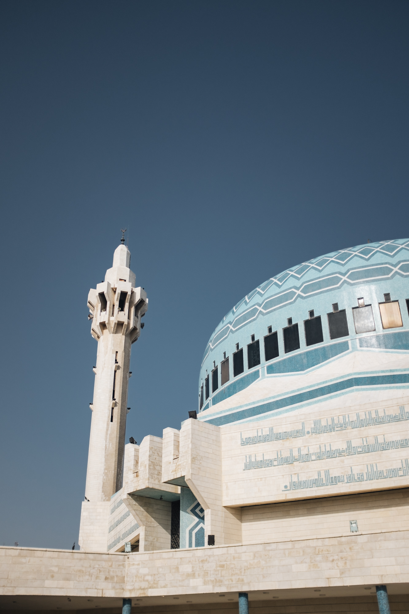 jediná mešita v Ammánu, která otevřeně vítá nemuslimy, dokončena r. 1989, pojme až 7000 věřících, na nádvoří další 3000, v ženském oddělení pouze 500 míst, so-čt 8:00-11:00 a 12:30-14:00, vstup 2 JOD