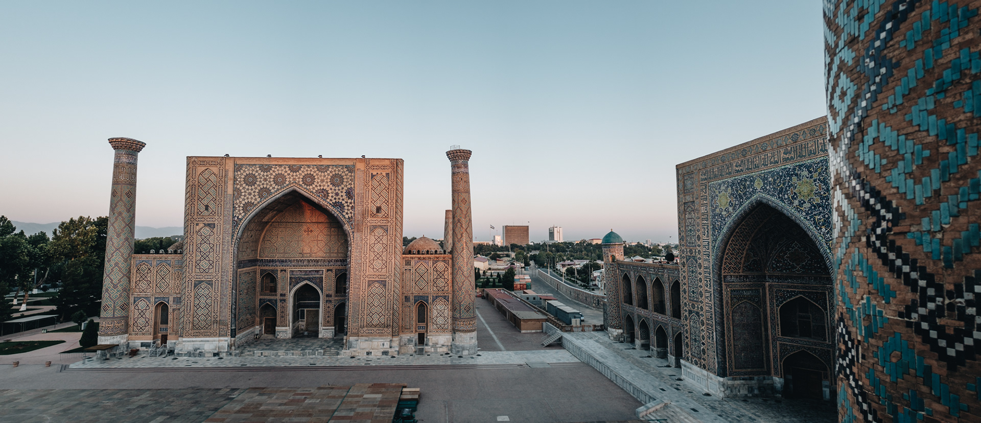 Ulu Bey Medresesi - Ulugbekova medresa, původní medresa z r. 1420 postavená Timurovým vnukem; vpravo Tillya-Kori Madrasah - napodobenina původní medresy ze 17. st., zajímavostí je mešita vlevo zdobená zlatem a symbolizující bohatství Samarkandu v době, kdy byla postavena, strop mešity je rovný!