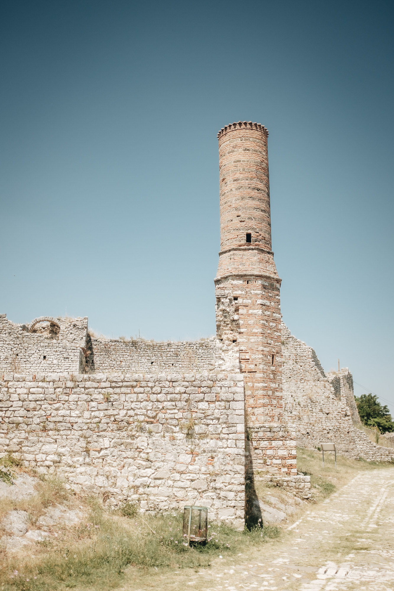 Berat Castle - pevnost ze 13. st., uvnitř labyrint uliček, kde dodnes žije mnoho lidí, kromě domů zde bylo i 42 kostelů, dnes jich zbylo osm (otevřeno stále, 100 LKK)