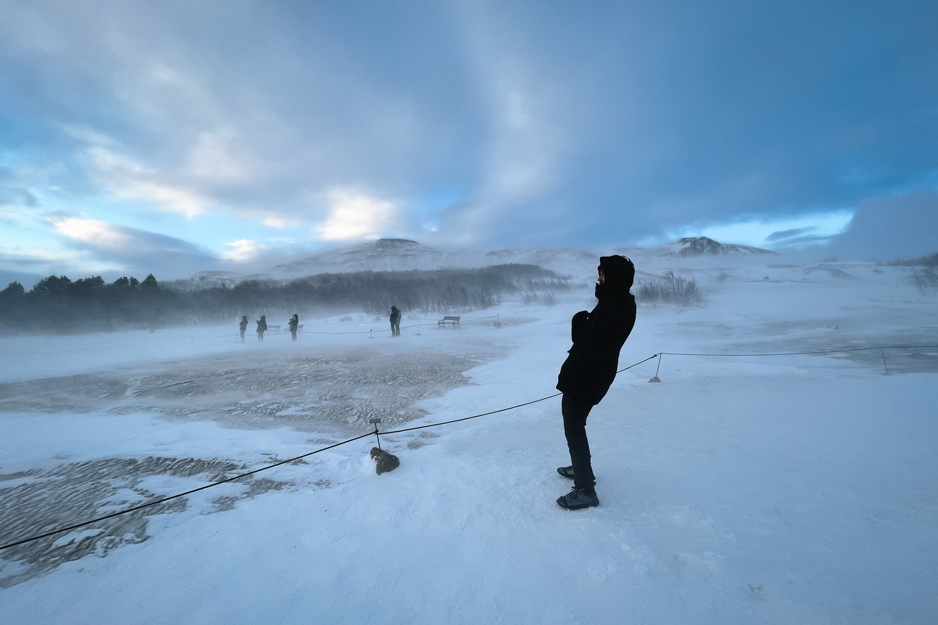 Geysir - „chrlič“, vzniká tak, že se voda setká s roztavenou horninou, vaří se a pod tlakem vytryskne na povrch; kolem geotermální oblast Haukadalur – údolí plné horkých pramenů, modrých lagun, bahenních jezírek, čupr minerálů; Velký Geysir je je aktivní přibližně 800 let, r. 2000 vytryskla po zemětřesení voda až do výše 120 m, v současnosti je však v období snížené aktivity, je považován za neaktivní; Strokkur – vedle Geysiru, chrlí vodu každých 5–10 min. do výše 15–40 m - my jsme nic neviděli kvůli větru