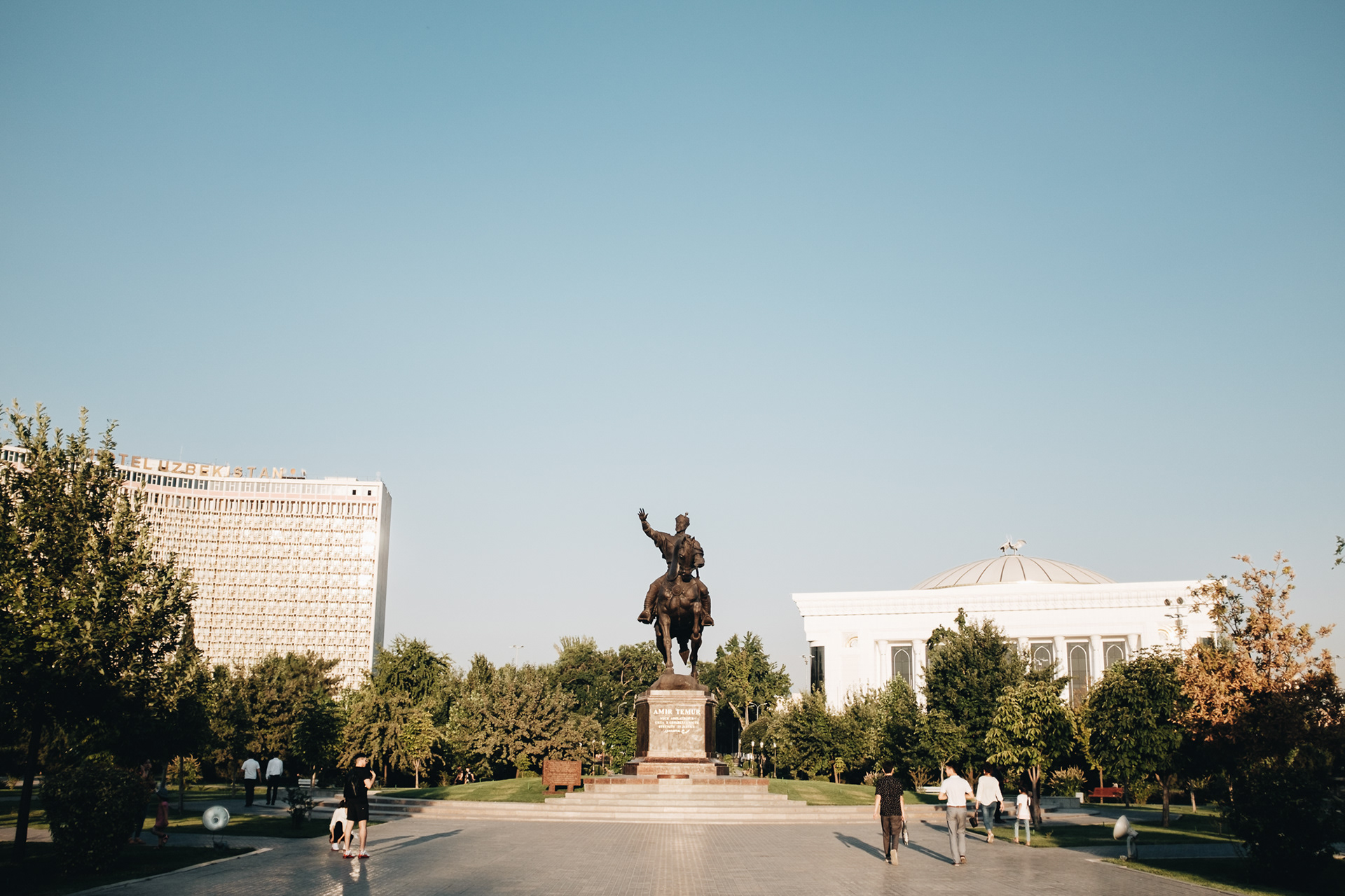 Skver Im. Amira Temura - náměstí Emíra Timura, kde v r. 2010 byly vykáceny desítky staletých chinarů (platanů) na příkaz prezidenta