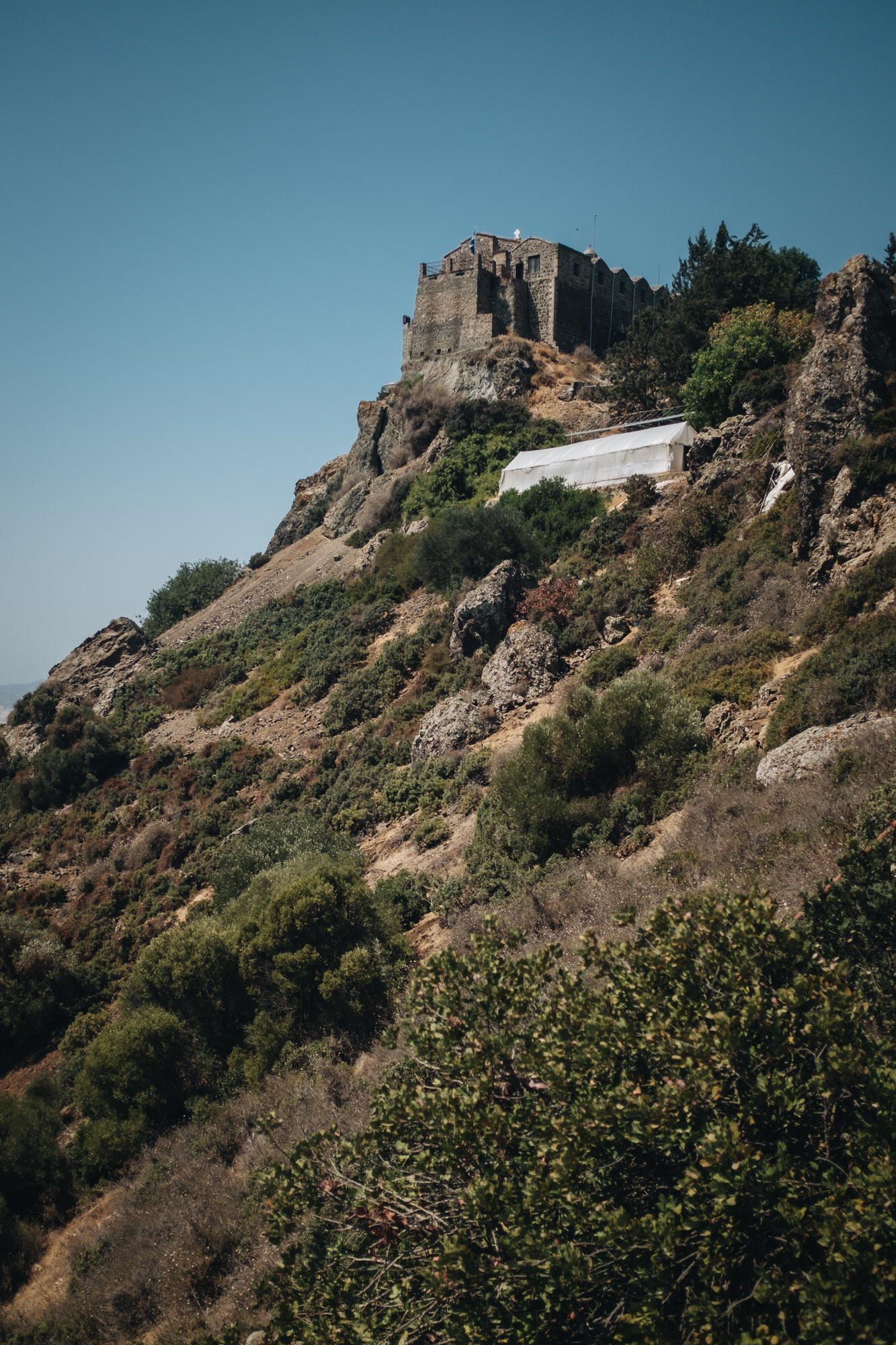 Stavrovouni Monastery – jeden z nejstarších klášterů na světě + krásný výhled z hory, na kterém se klášter nachází + místo, kde se nachází část kříže, na kterém byl ukřižován Ježíš; do kláštera smí pouze muži (co to je za sračku?) a pouze v dlouhých kalhotách, nesmí se tam fotit