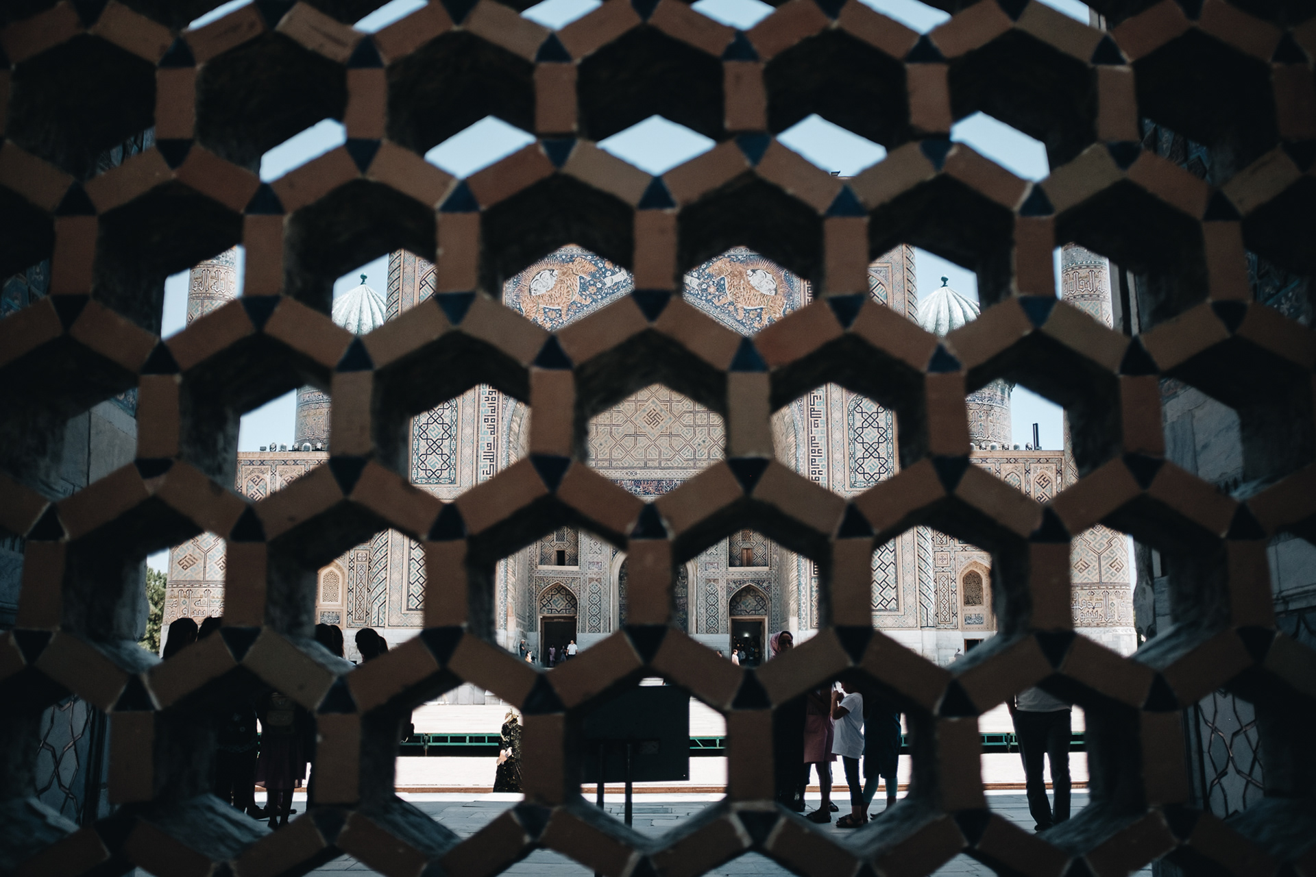 Průhled na Tillya-Kori Madrasah