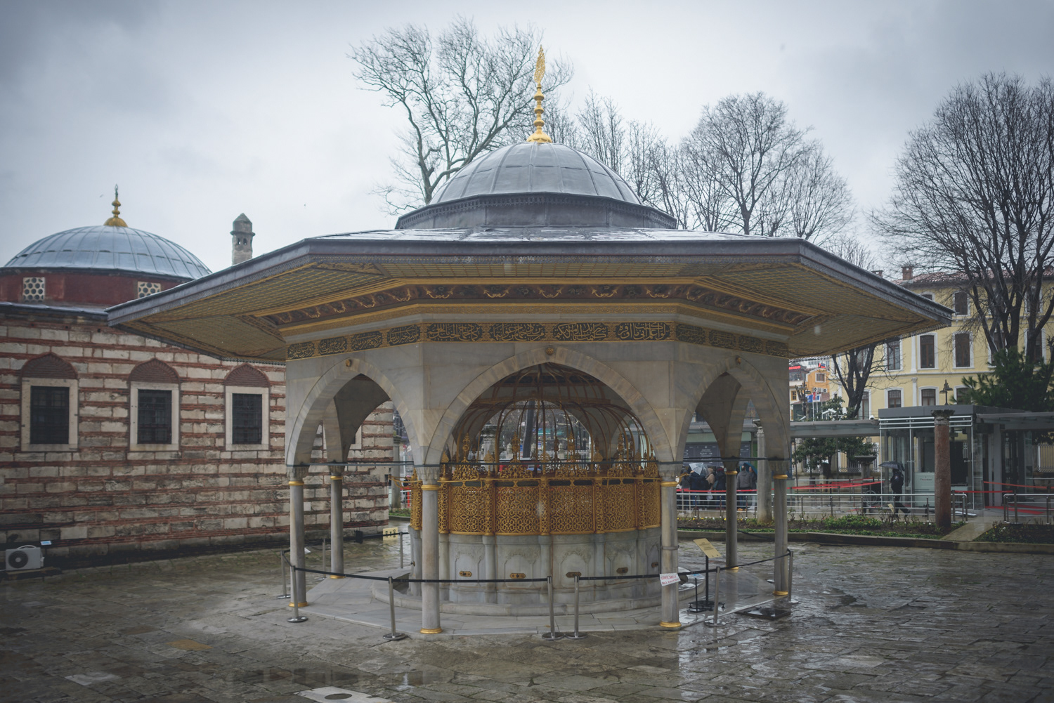 Ayasofya - Hagia Sofia čili chrám Boží Moudrosti - původně křesťanská stavba, po dobytí Osmany přestavěna na mešitu (přistavěny minarety), za Atatürka sekularizována a dodnes muzeum
