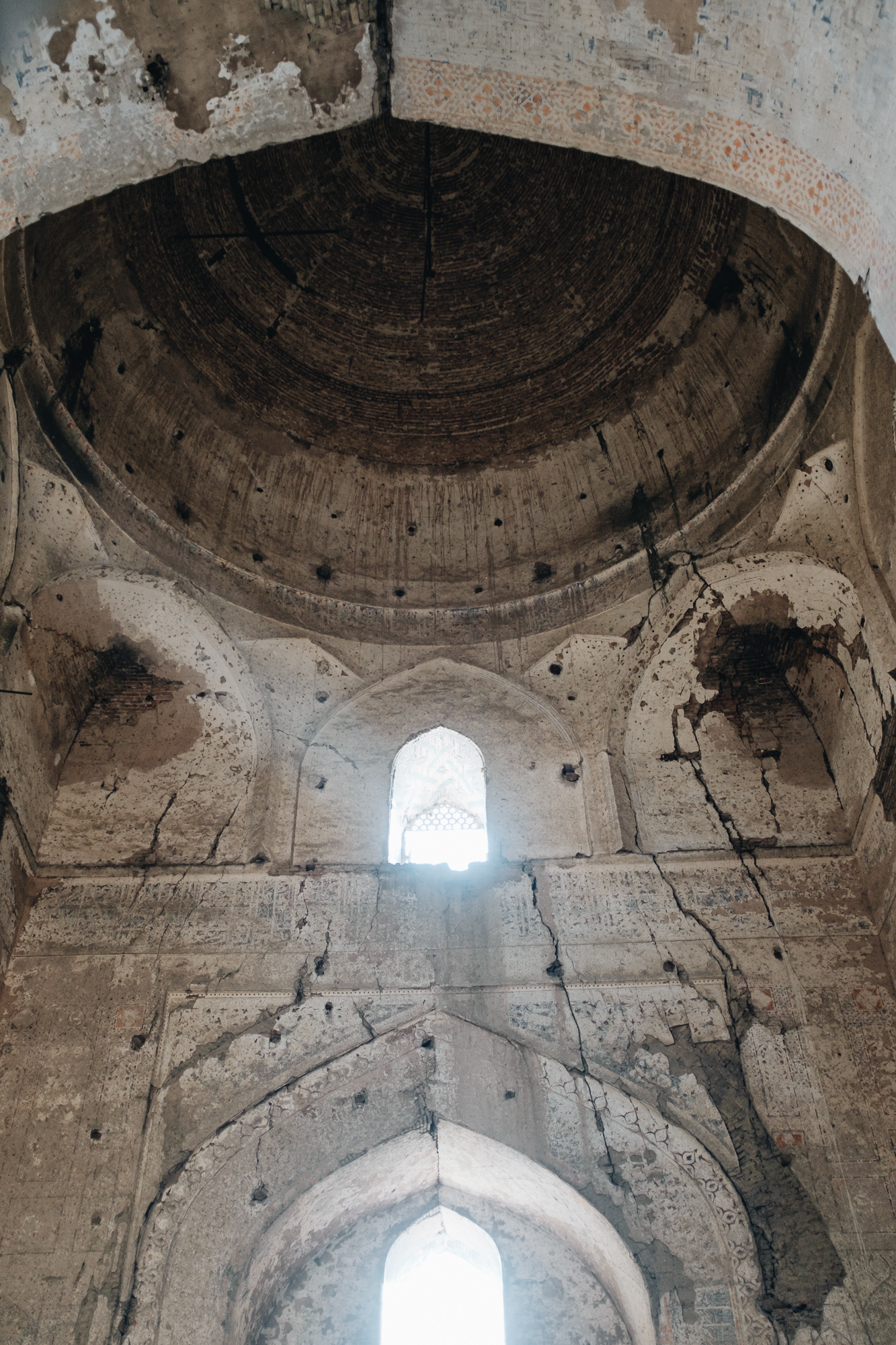 Bibi-Khanym Mosque Биби Хонум Масжиди - rozpadající se zbytky impozantní mešity postavené pro Timurovu ženu, svého času největší mešita na světě, 41 m vysoká kupole, poté chátrala a zničena zemětřesením r. 1897, znovu postavena v 70. letech, dnes opět potřeba oprav, na nádvoří stojí pulpit na korán a která žena ho podleze, bude mít spoustu dětí!  podle legendy dala mešitu postavit sama Timurova manželka Bibi-Chánum jako překvapení pro svého muže, když byl na válečném tažení, architekt se však do Bibi zamiloval a odmítl mešitu dokončit, dokud nebude moci Bibi políbit, tento polibek nechal na ženině tváři stopy a když to Timur uviděl, dal architekta popravit a všem ženám nařídil si zahalovat závojem tvář, aby nesváděly jiné muže 