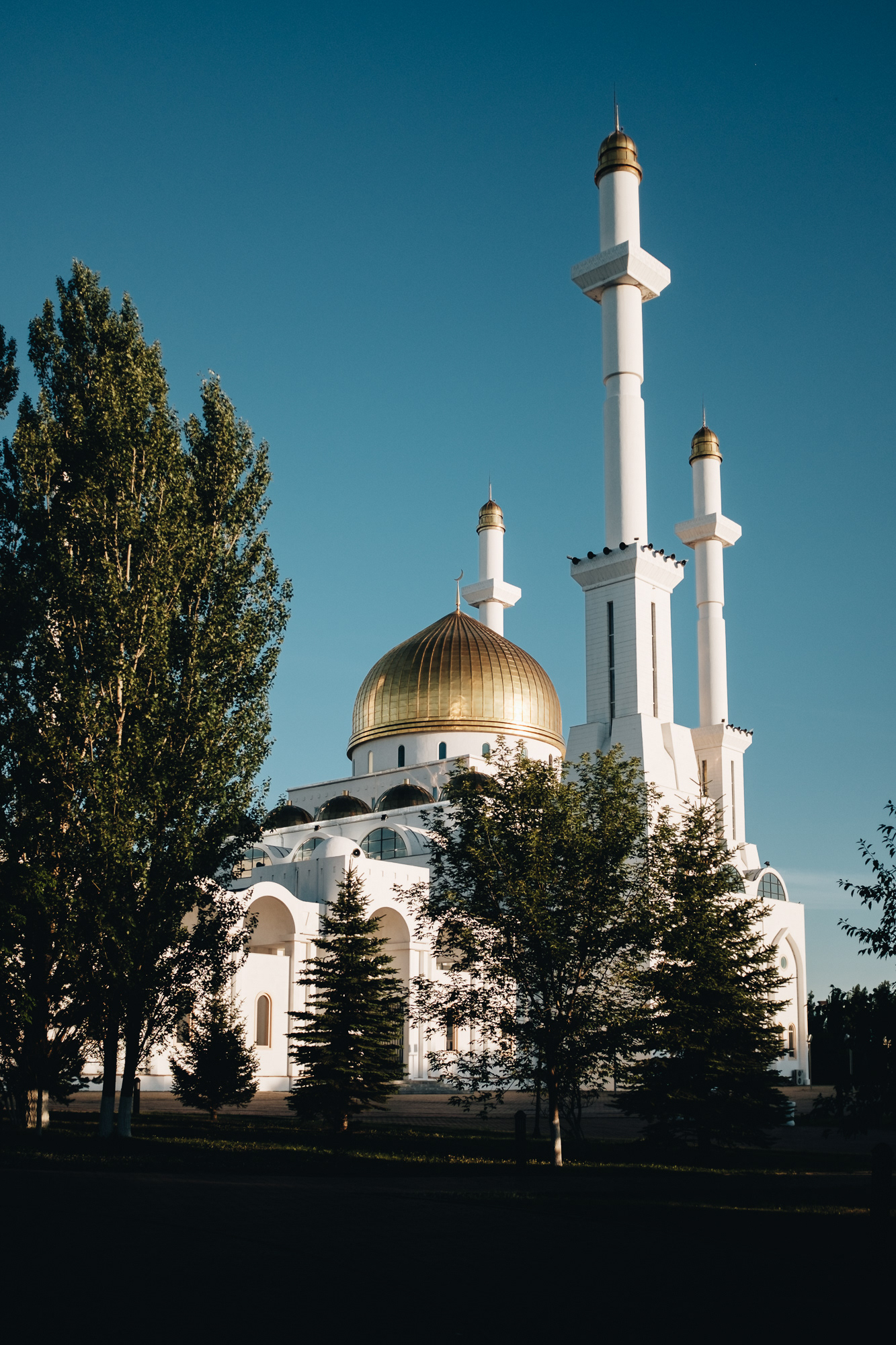Nur Astana Mosque - mešita "Světlo Astany" z r. 2005, modlitebna pouze pro muže, pro ženy horní galerie, vstup zdarma 