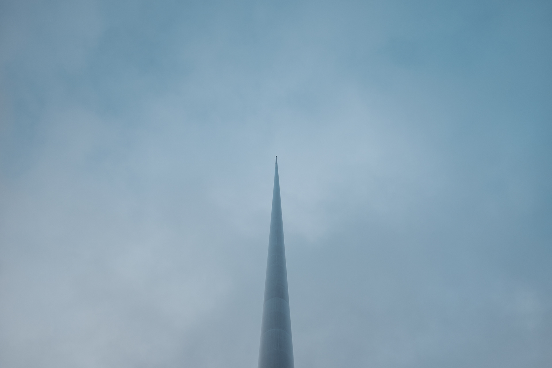 Spire of Dublin – jehla, stojí na místě Nelsonova sloupu, který zničila IRA v r. 1966, zřejmě nejvyšší plastika na světě (v průměru 3 m -> 15 cm, výška přes 120 m)