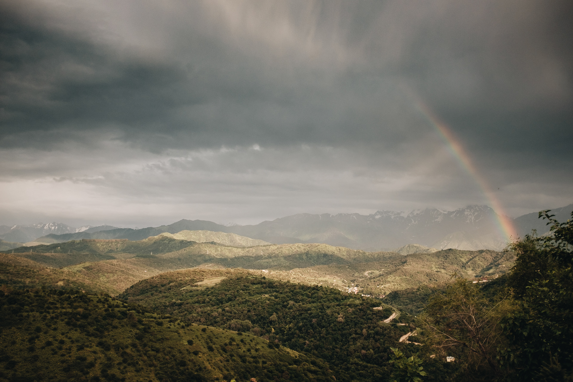 Kok Tobe - 1100 m vysoký kopec s 372 m vysokou TV věží, výhled na město a hory, kavárny a restaurace, obchody, horská dráha, mini ZOO, bronzové sochy Beatles v životní velikosti 