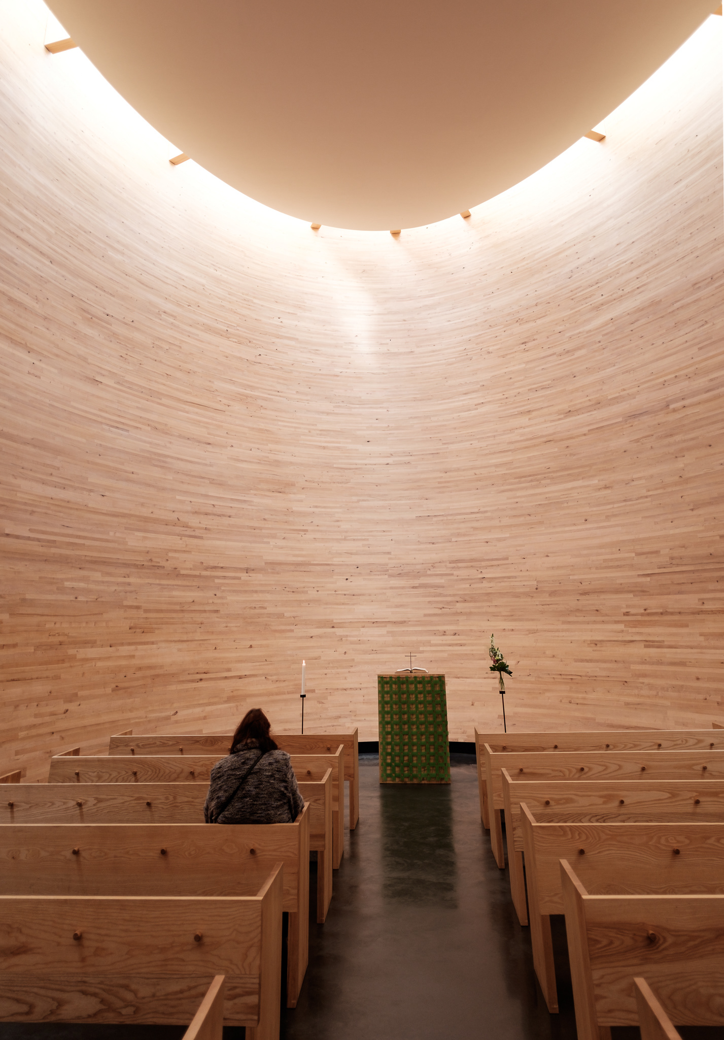 Kamppi Chapel (Chapel of Silence) - ačkoliv je kaple na rušném náměstí v Helsinkách, uvnitř je ticho (kromě davů Japonců)