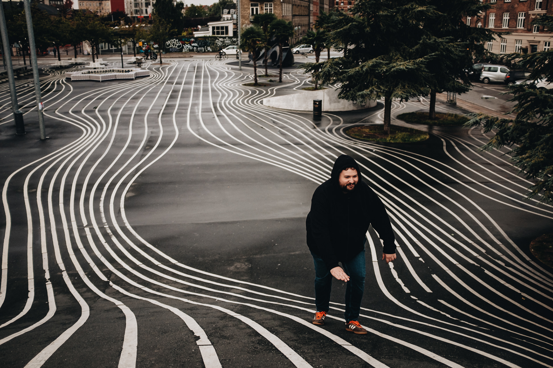 Superkilen je veřejný park ve čtvrti Nørrebro v dánské Kodani. Park je navržen tak, aby spojoval uprchlíky a místní obyvatele, podporoval toleranci a jednotu v jedné z dánských etnicky rozmanitých a sociálně náročných komunit.