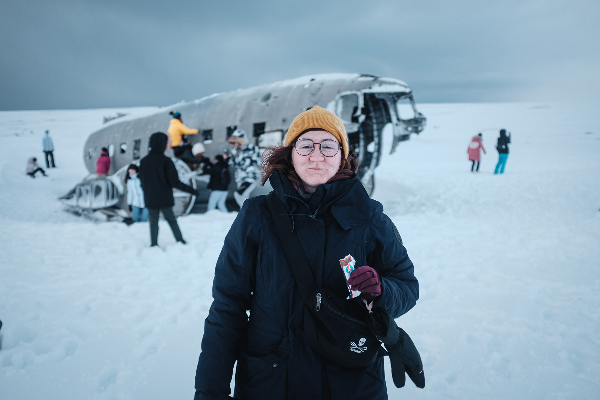 Solheimasandur Plane Wreck - k vraku se jde pěšky asi 4 km (jedna cesta) po holé pláni (trápení za velkého deště a větru)