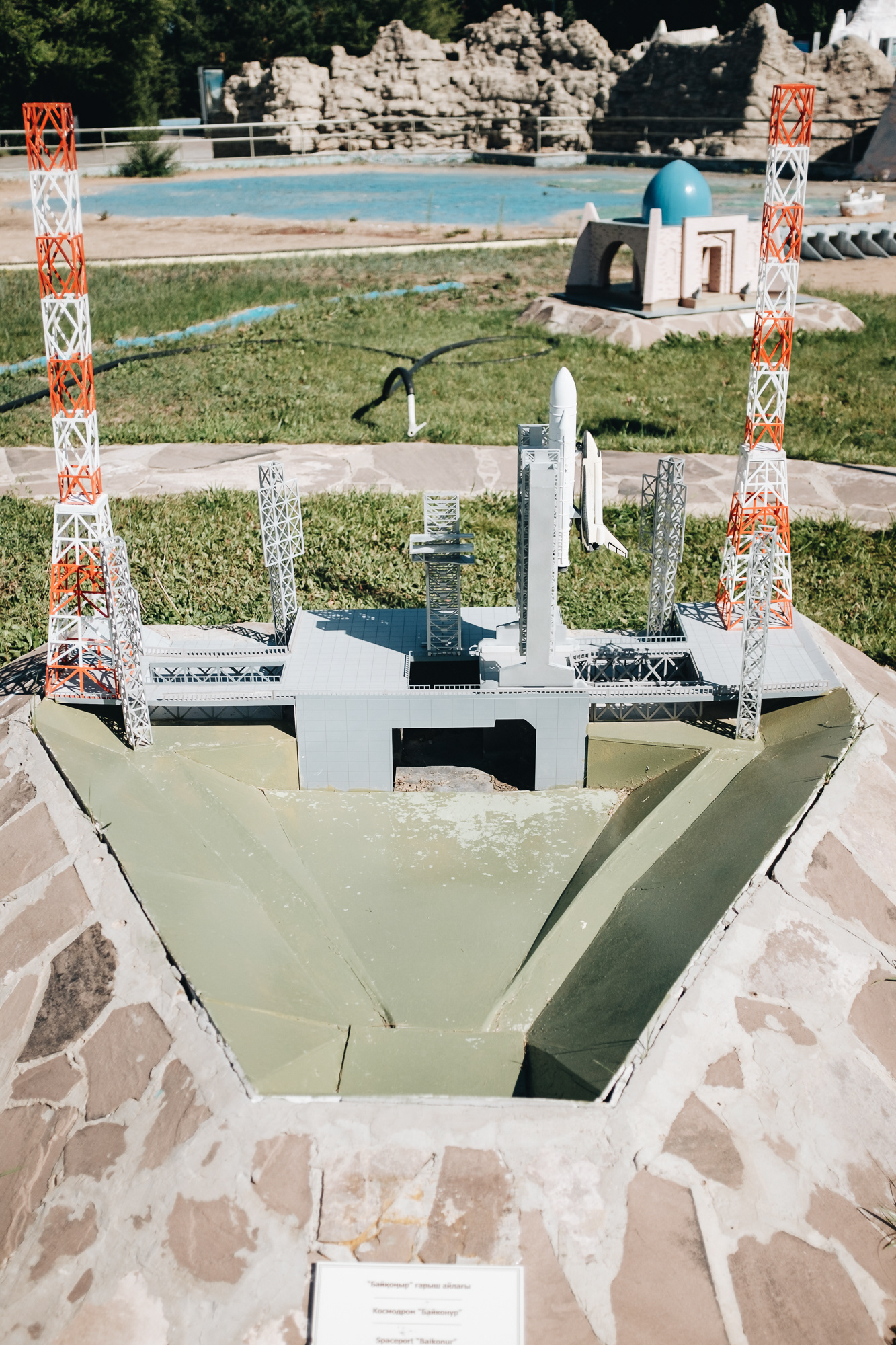 Bajkonur - Ethno-memorial complex Map of Kazakhstan Atameken - 200 m dlouhý park představující mapu Kazachstánu se zmenšeninami významných budov (400 KZT + 300 KZT za foto) 