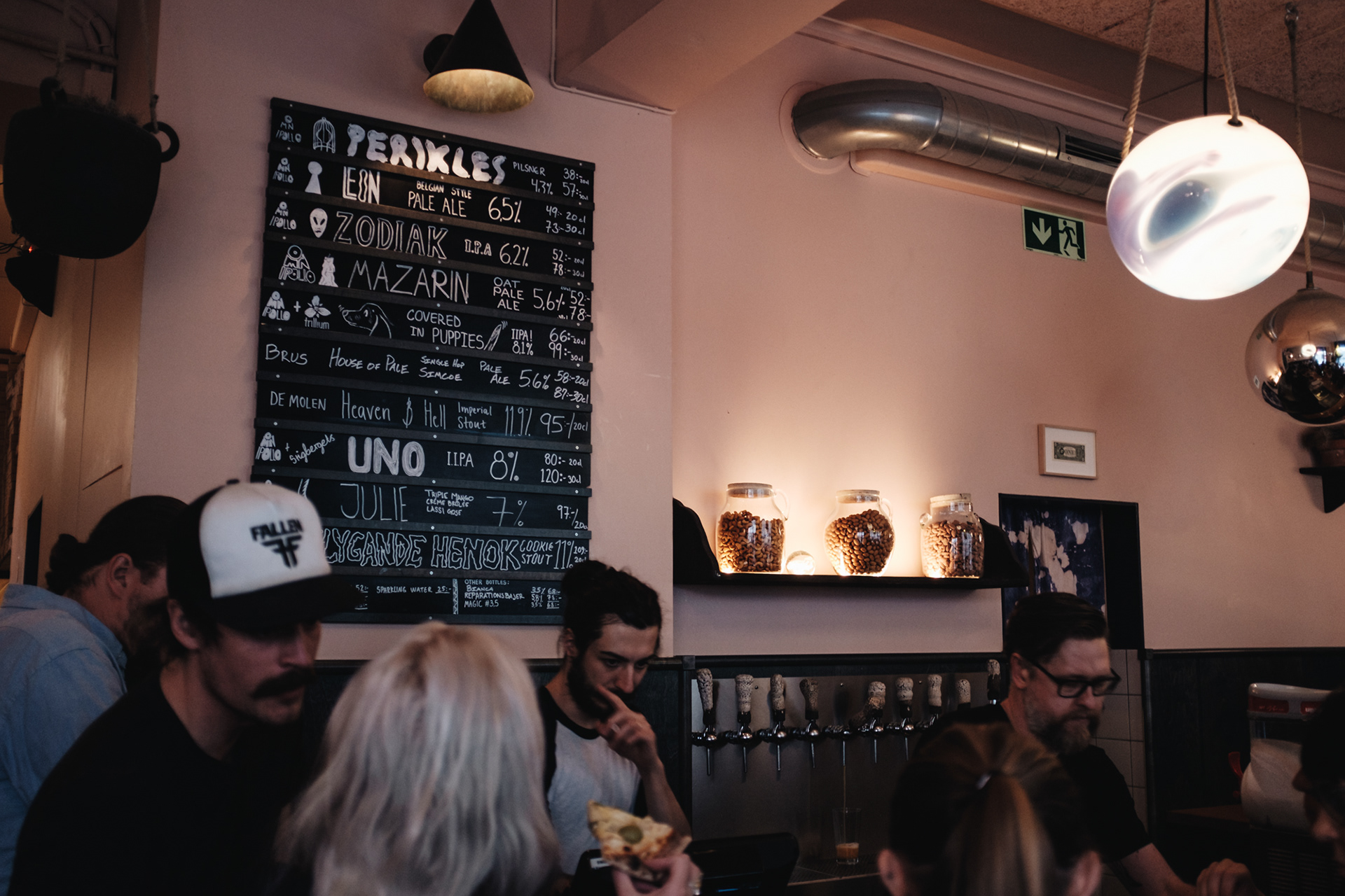 Pivo a pizza (mají vlastní minipivovar) - Omnipollos hatt.