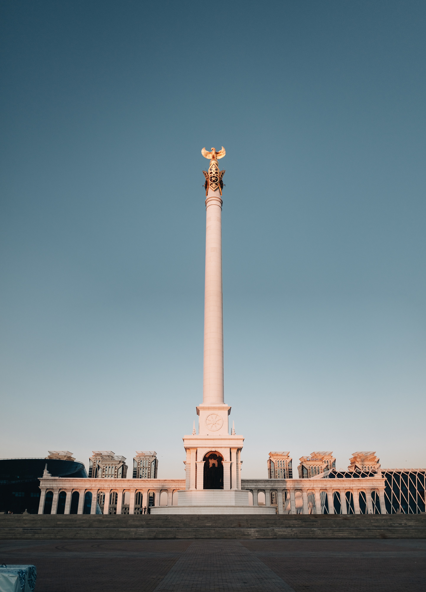 Monument Kazakh Eli - 91 m vysoký památník "Vlast Kazachů", který má symbolizovat historický úděl Kazachů - na vrcholu sloupu zlatý mytický pták Samruk, za ním sochy hrdinných batyrů a na podstavci 5m bronzový reliéf s prezidentem Nazarbajevem uprostřed