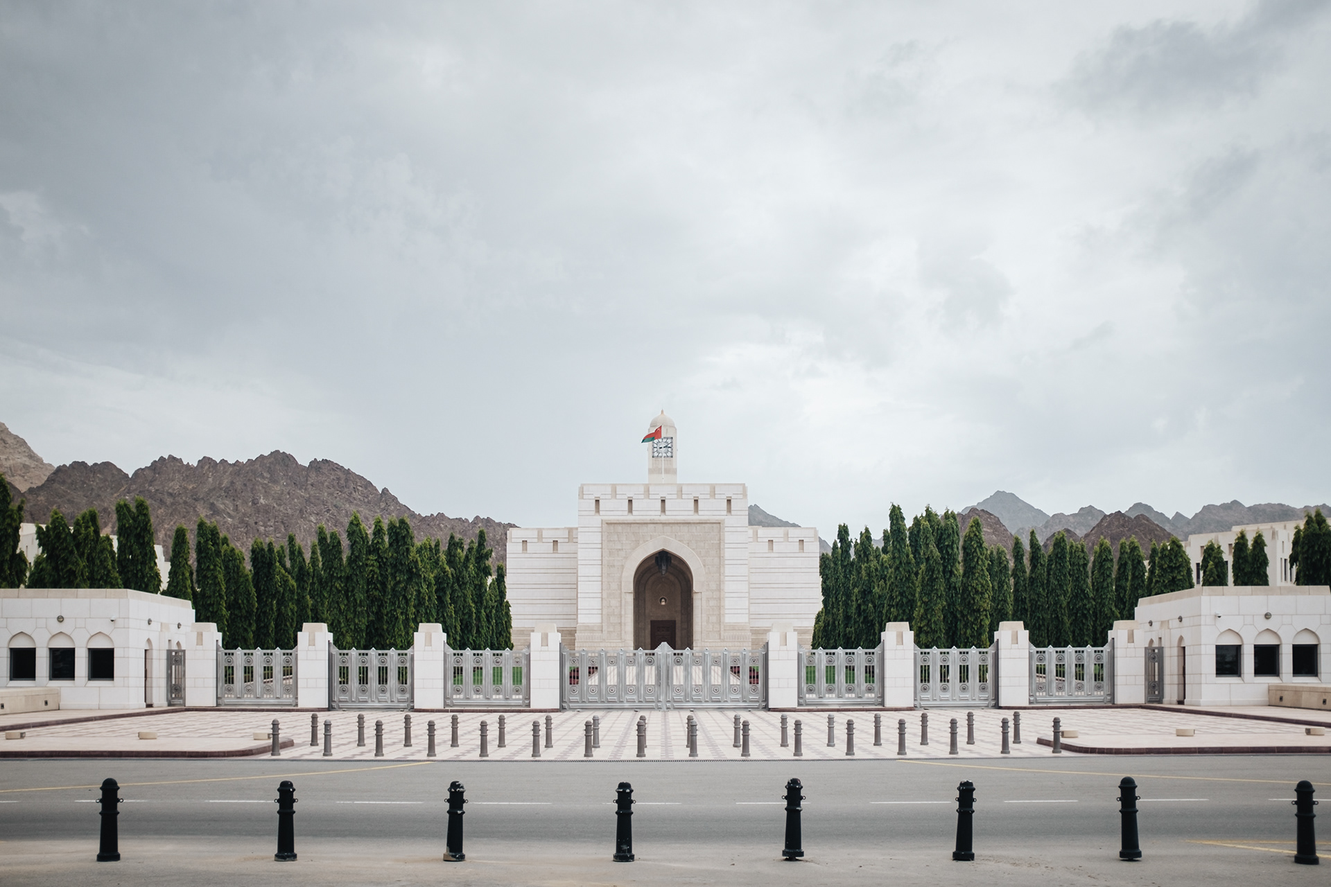 Majlis Oman مجلس عُمان – dvě komory ománského, částečně voleného parlamentu Majlis Ash Shura, budova z r. 2013, nepřístupná veřejnosti