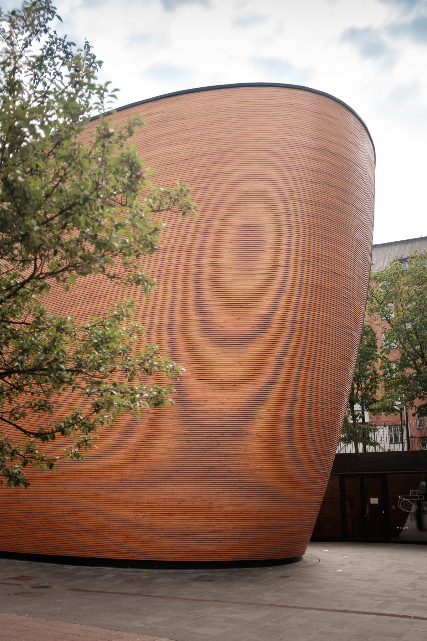 Kamppi Chapel (Chapel of Silence) - ačkoliv je kaple na rušném náměstí v Helsinkách, uvnitř je ticho (kromě davů Japonců)