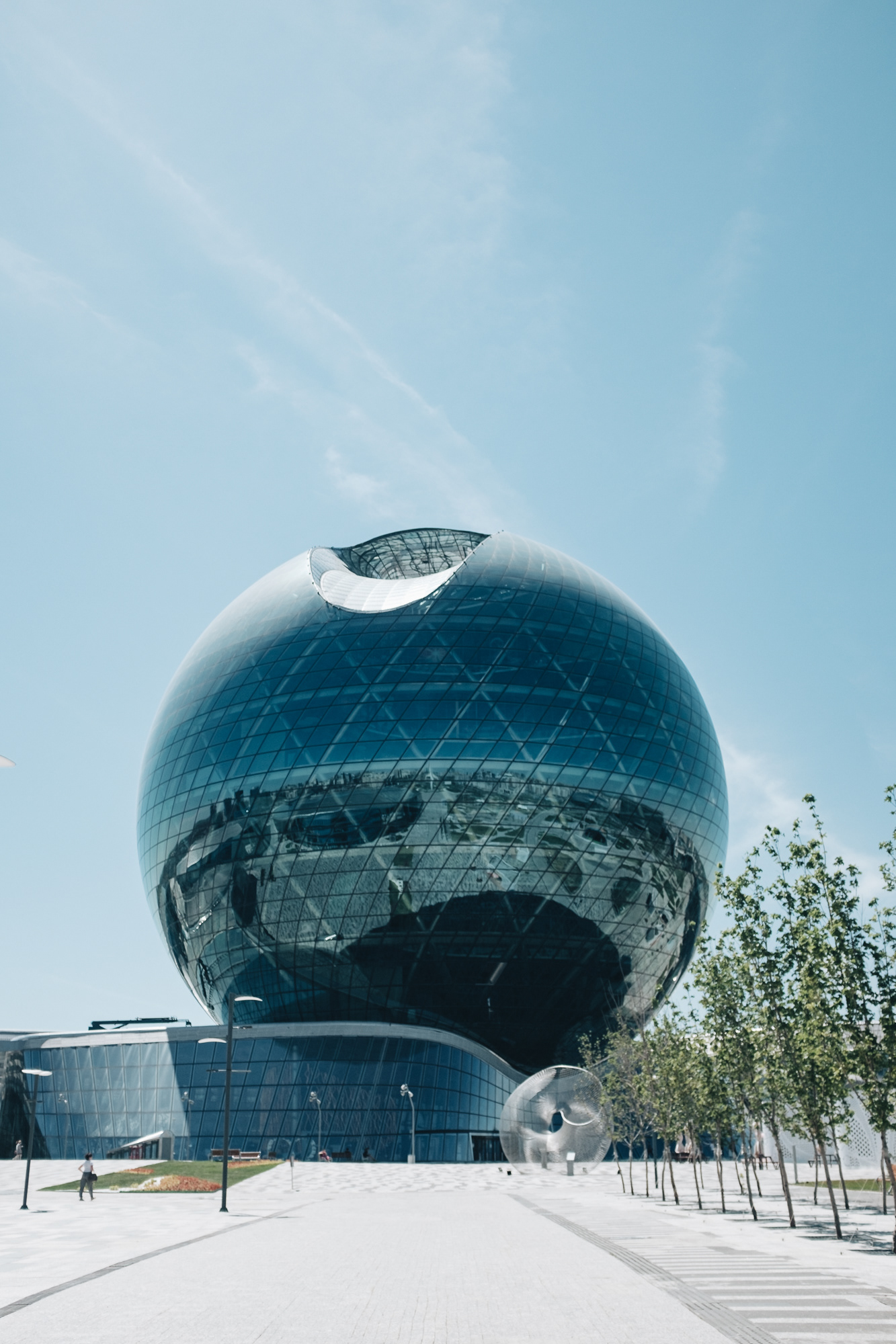 The Sphere - Museum of The Future - místo konání Expo 2017 navržené Albertem Speerem ml.; dnes je uvnitř na 8 patrech muzeum moderní energetiky; největší sférická stavba na světě