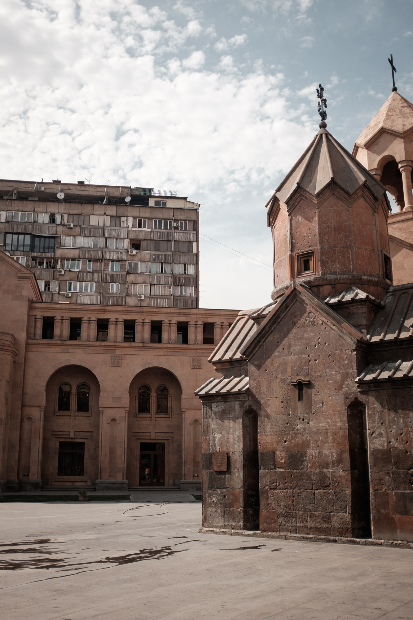 Kathoghike St. Astvatsatsin Church - maličká kaple ze 13. st., jako jediný kostel v Jerevanu přežil ničivé zemětřesení r. 1679, v 17. st. byl zakomponován do baziliky a jen těsně unikl sovětské demolici ve 30. letech (veřejné protesty – na tehdejší dobu velmi neobvyklé)