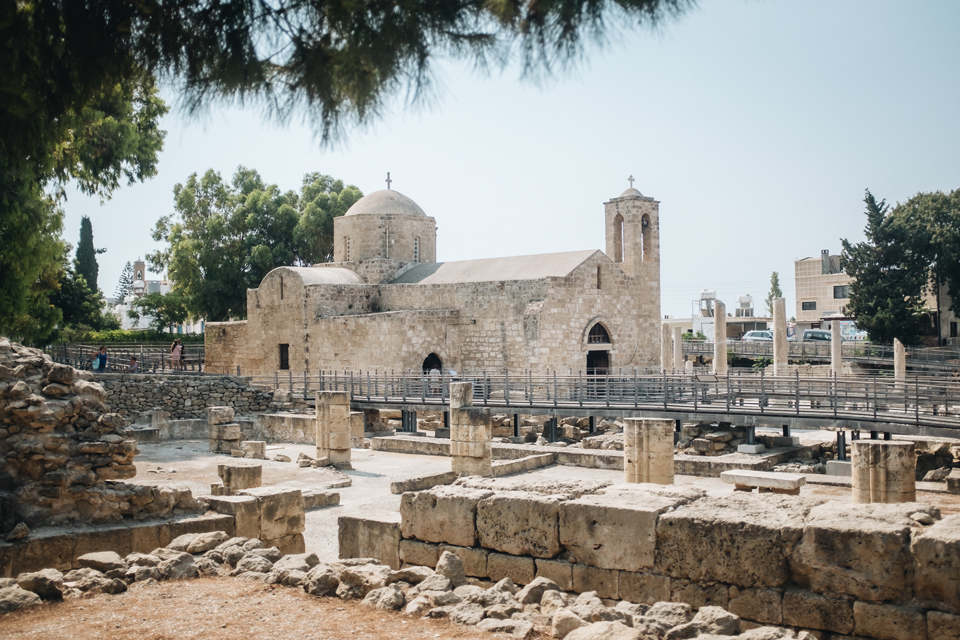 Agia Kyriaki Chrysopolitissa – Paphos – zde stávala největší náboženská stavba Pafosu, zachovány základy křesťanské baziliky ze 4. st., které ukazují velkolepost původního kostela, zničen během arabských nájezdů r. 653; dnes malý kostel; leží zde také hrobka Erika I. Dánského, který zde náhle zemřel cestou do Svaté země