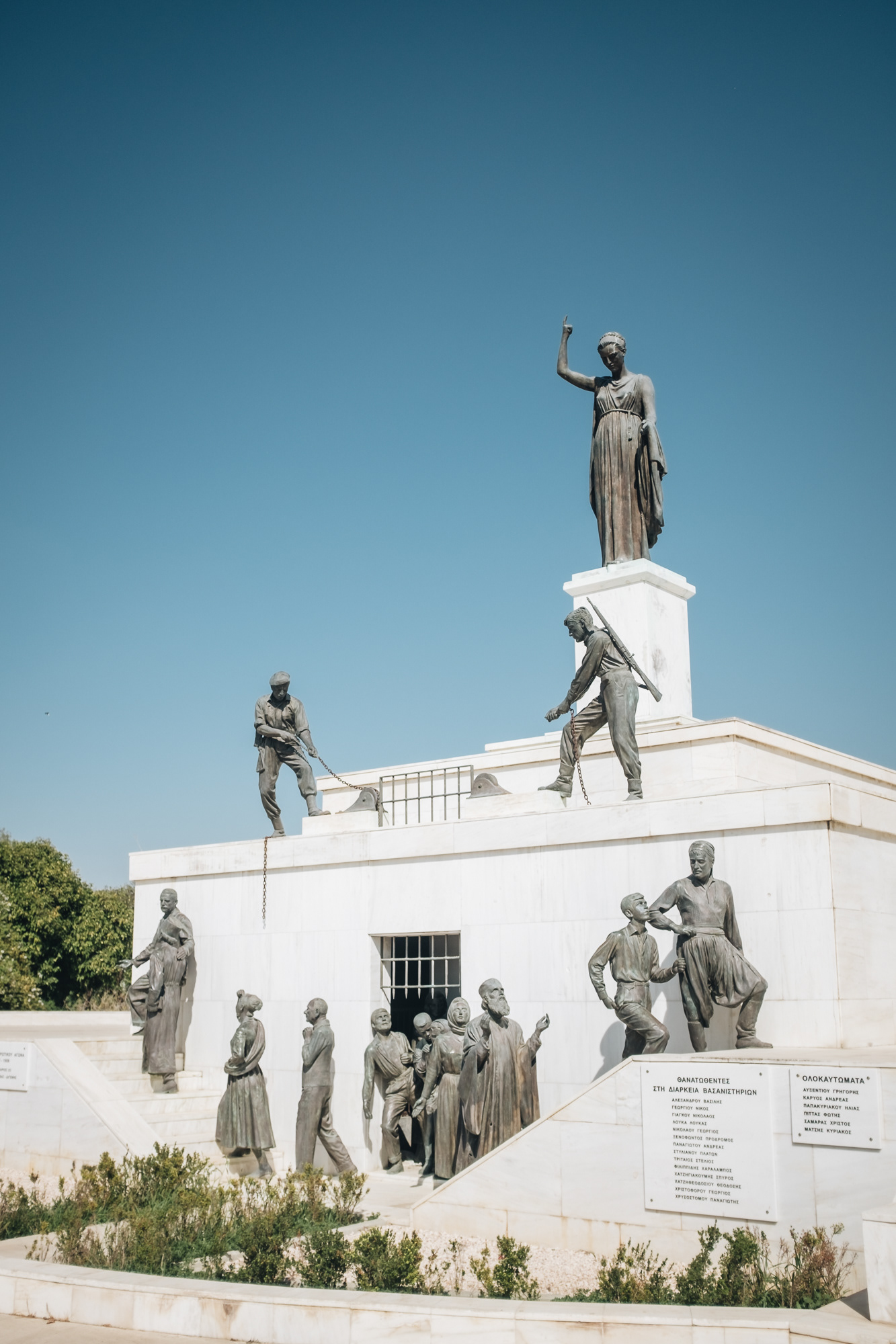 The Liberty Monument – památník z doby bojů kyperských Řeků a Turků proti britské nadvládě; řečtí kypřané chtěli připojit k Řecku, turečtí k Turecku a nakonec vznikl samostatný stát, který se později rozdělil