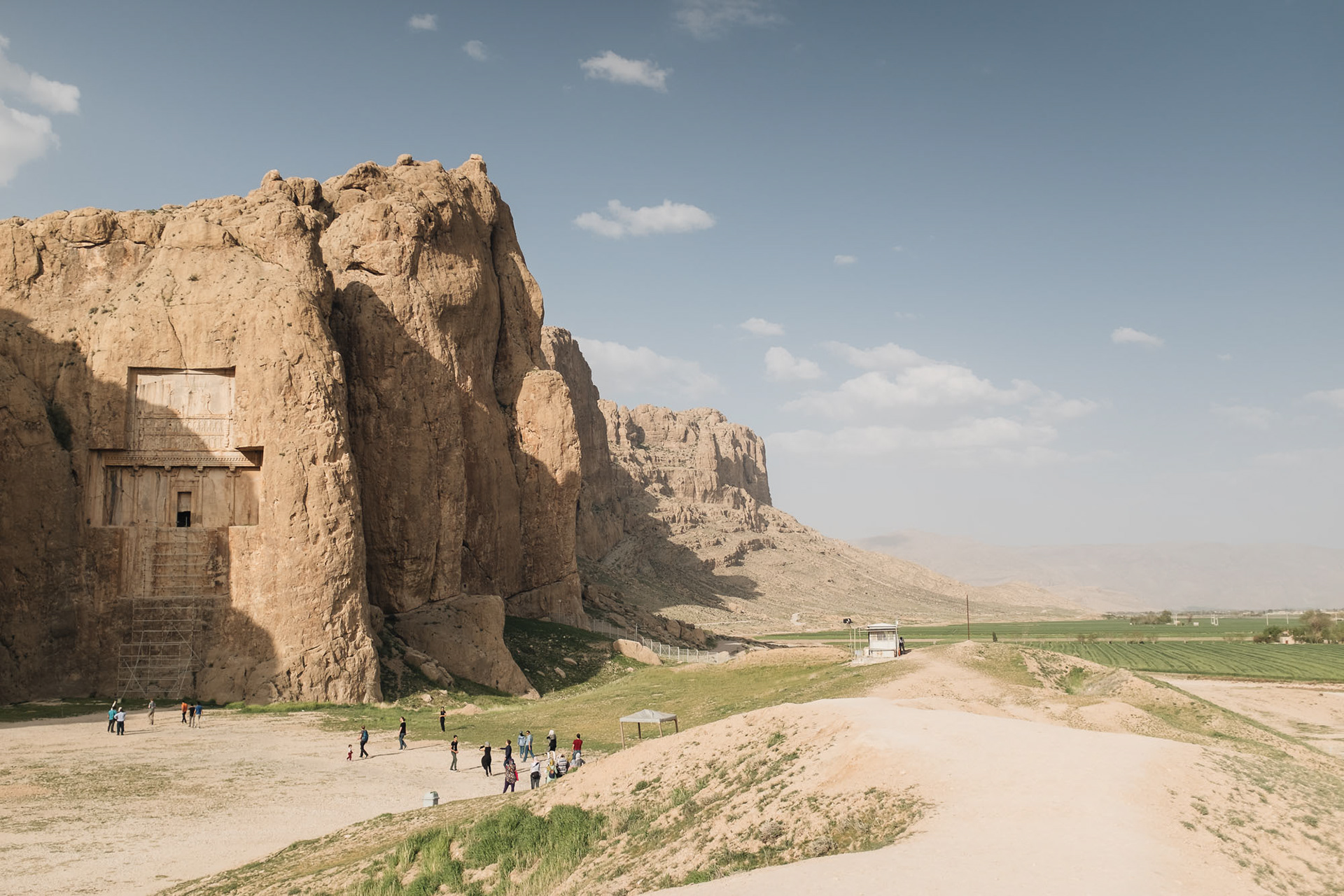 Naqsh-e-Rostam - skalní hrobky krále Dareia I., Xerxe I., Artaxerxe I. a Dareia II.