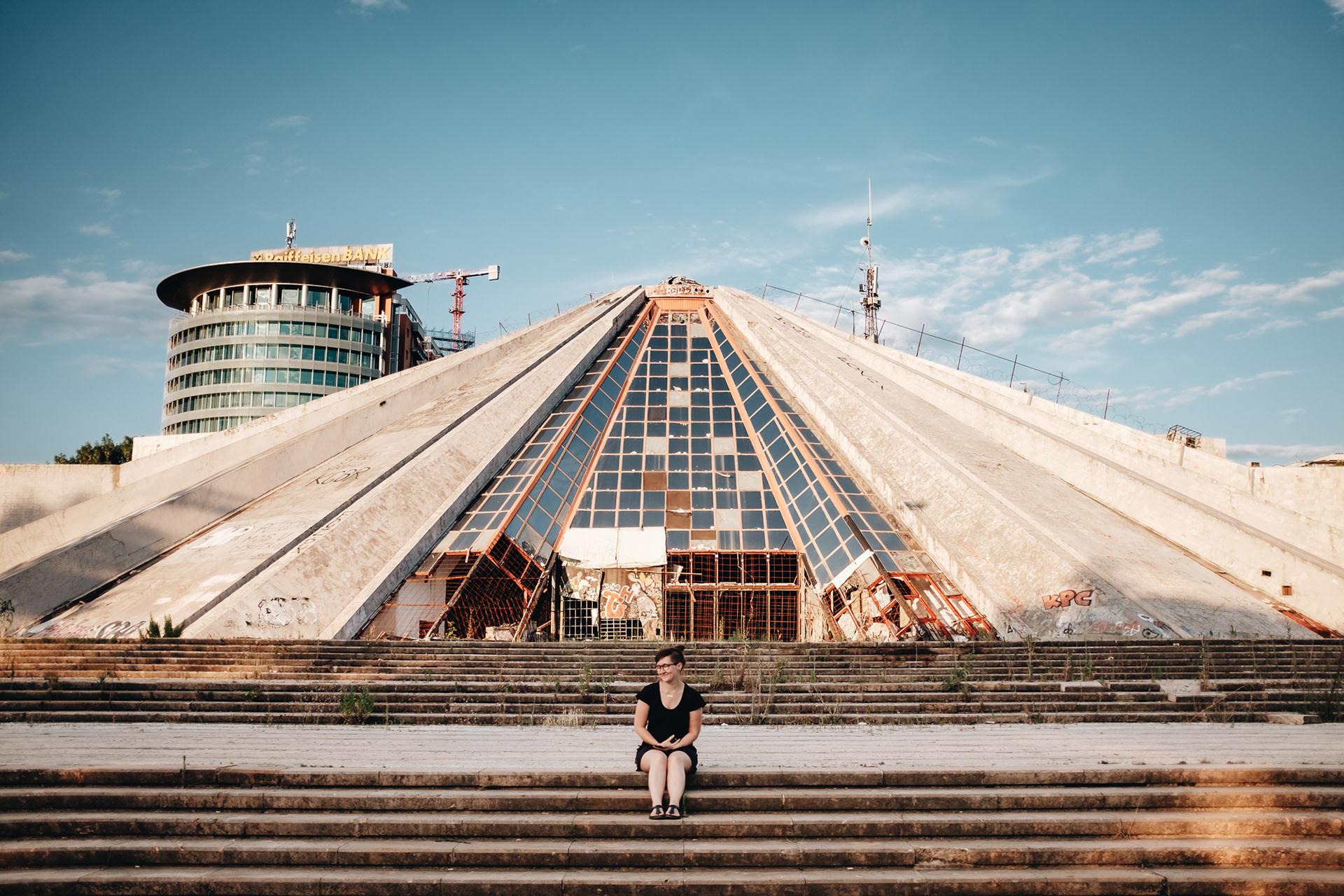 Mezinárodní kulturní centrum Pjetër Arbnori - brutalismus, Hodžova pyramida z r. 1988 postavená z iniciativy Hodžovy dcery jako mauzoleum, dnes opuštěná a řeší se zda zbourat nebo opravit