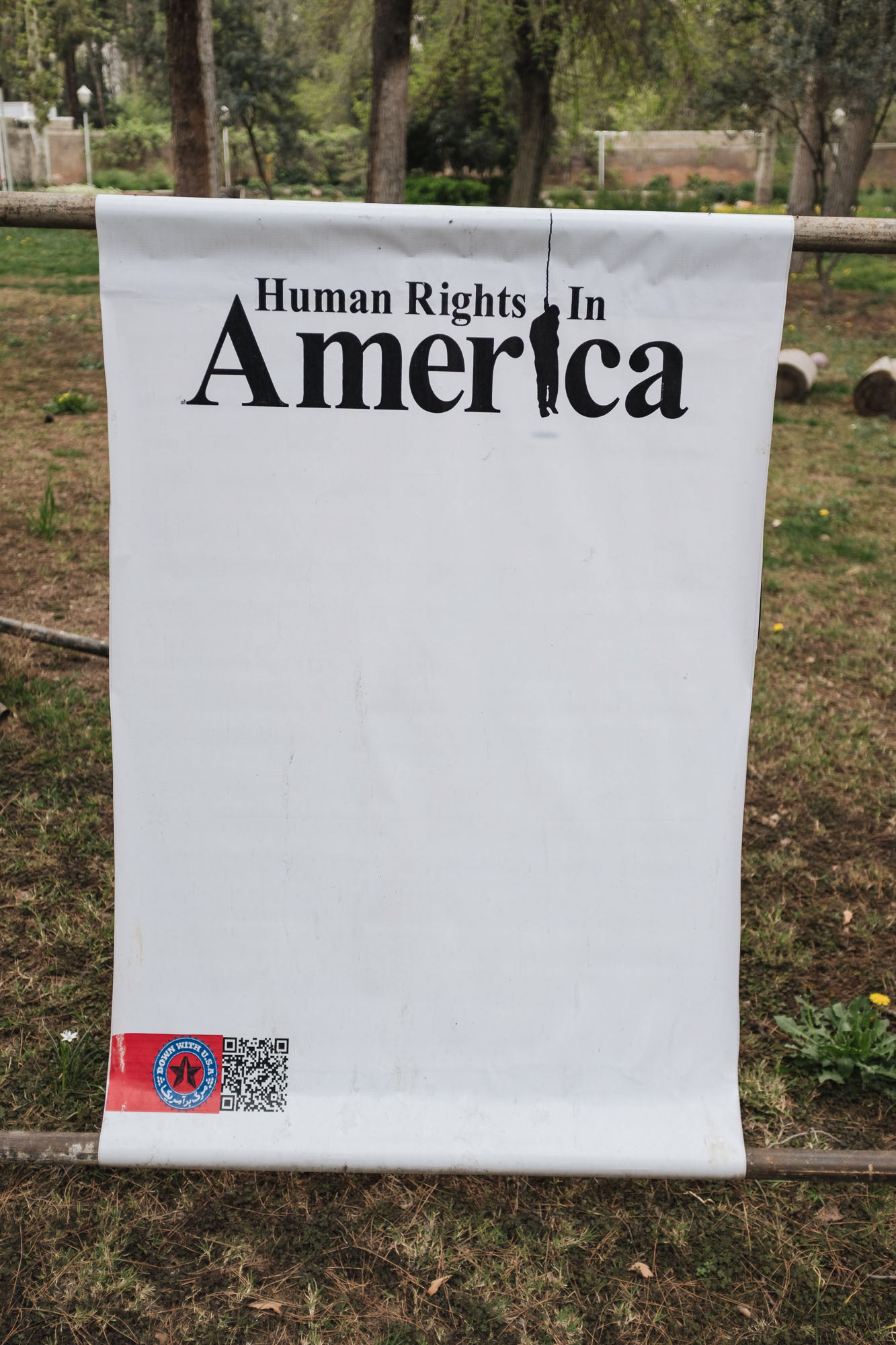 Former US Embassy - výstava protiamerických a protiizraelských plakátů