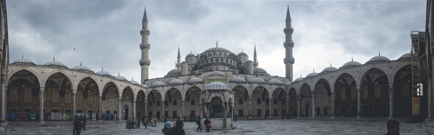 Sultan Ahmet camii - Modrá mešita. U mešit platí pravidlo: běžná mešita má jeden minaret, lepší může mít dva minarety, ale šest minaretů smí mít pouze mešita v Mekce. Pověst proto praví, že sultán musel nakonec nechat postavit v Mekce sedmý minaret.
