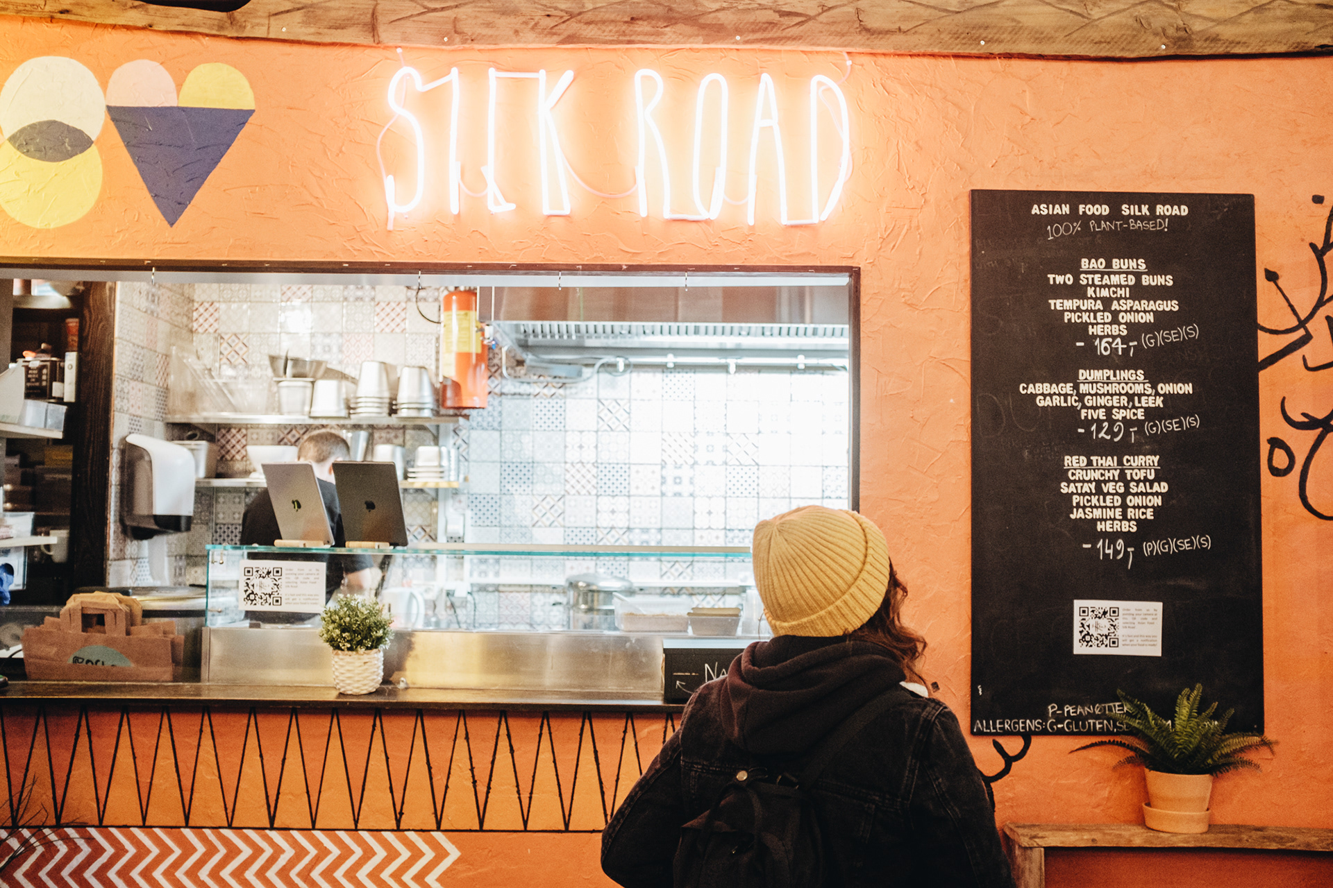 Silk Road Street Food – v Oslo Street Food hall v bývalém bazénu; Indie, Thajsko, západní Afrika (po–čt 11:00–22:00, pá–so 11:00–23:00, ne 12:00–21:00)