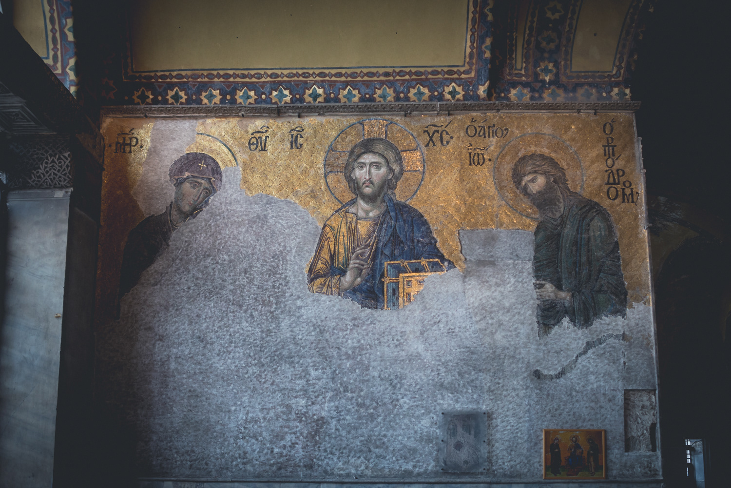 Ayasofya - Hagia Sofia čili chrám Boží Moudrosti - původně křesťanská stavba, po dobytí Osmany přestavěna na mešitu (přistavěny minarety), za Atatürka sekularizována a dodnes muzeum