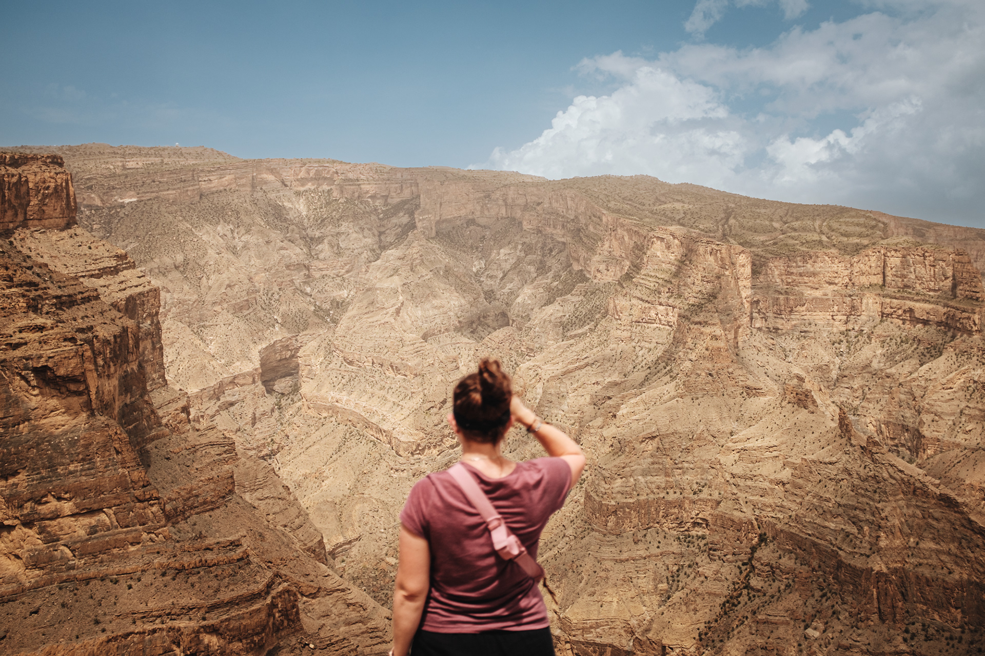 Balcony Walk Hike - The best way to get an idea of Oman’s mountains is definitely by hiking. If you want to go on a moderate hike, I recommend the Balcony Walk W6 trail. Departing from Al Khateem (or Al Khitaym) village, the non-circular hike is about 2 hours. The views are dramatic but you’re absolutely safe to walk. In the posts I read upfront, it is described as extremely vertiginous and even dangerous, but it’s totally safe and not THAT extreme. Kids and elderly ladies even crossed my way. Take enough water, sturdy shoes and check the weather conditions.