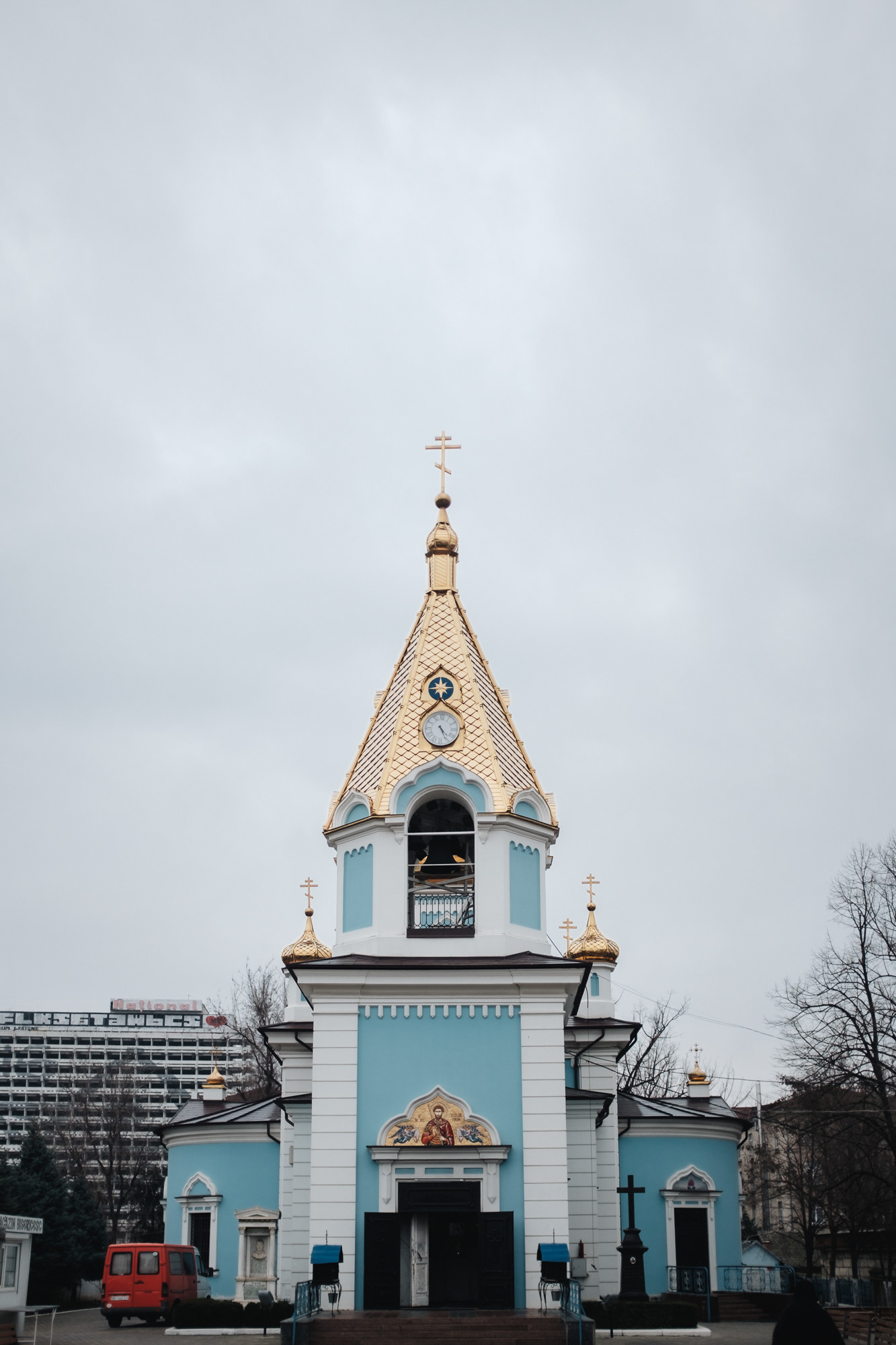kostel sv. Teodora Tirona – z r. 1891, znovu vysvěcen 1992, za dob SSSR se zde prováděly ochutnávky vína