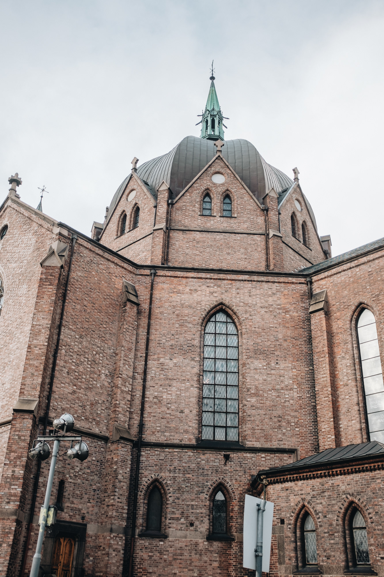 Oslo Cathedral – katedrála z r. 1697, za katedrálou trhovecké haly z r. 1858