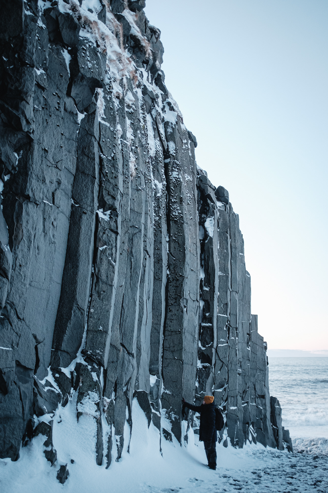 Black Sand Beach Reynisfjara - černá pláž s čedičovými sloupy, na útesech žijí papuchálci, supr výhled na západ na Dyrhólaey, v okolních útesech je mnoho jeskyní, pozor na vlny!