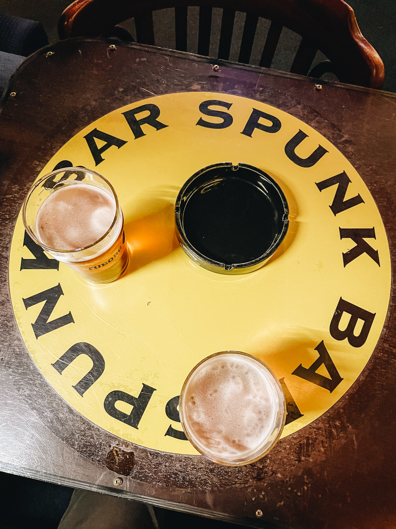 Zakouřená hospoda s popelníkama