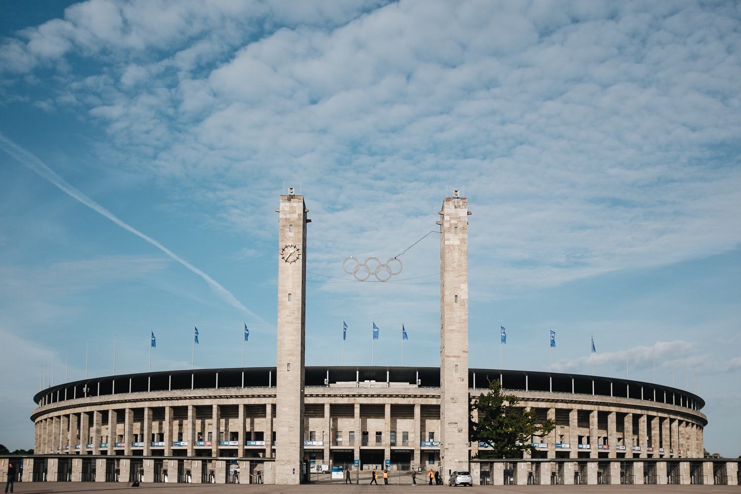 Berlínský olympijský stadion (Olympiastadion Berlin) z roku 1936 je stavba zřízená pro letní olympijské hry 1936 v Berlíně a za účelem prestiže tehdejšího nacistického režimu, který se chtěl světu prezentovat v patřičném světle
