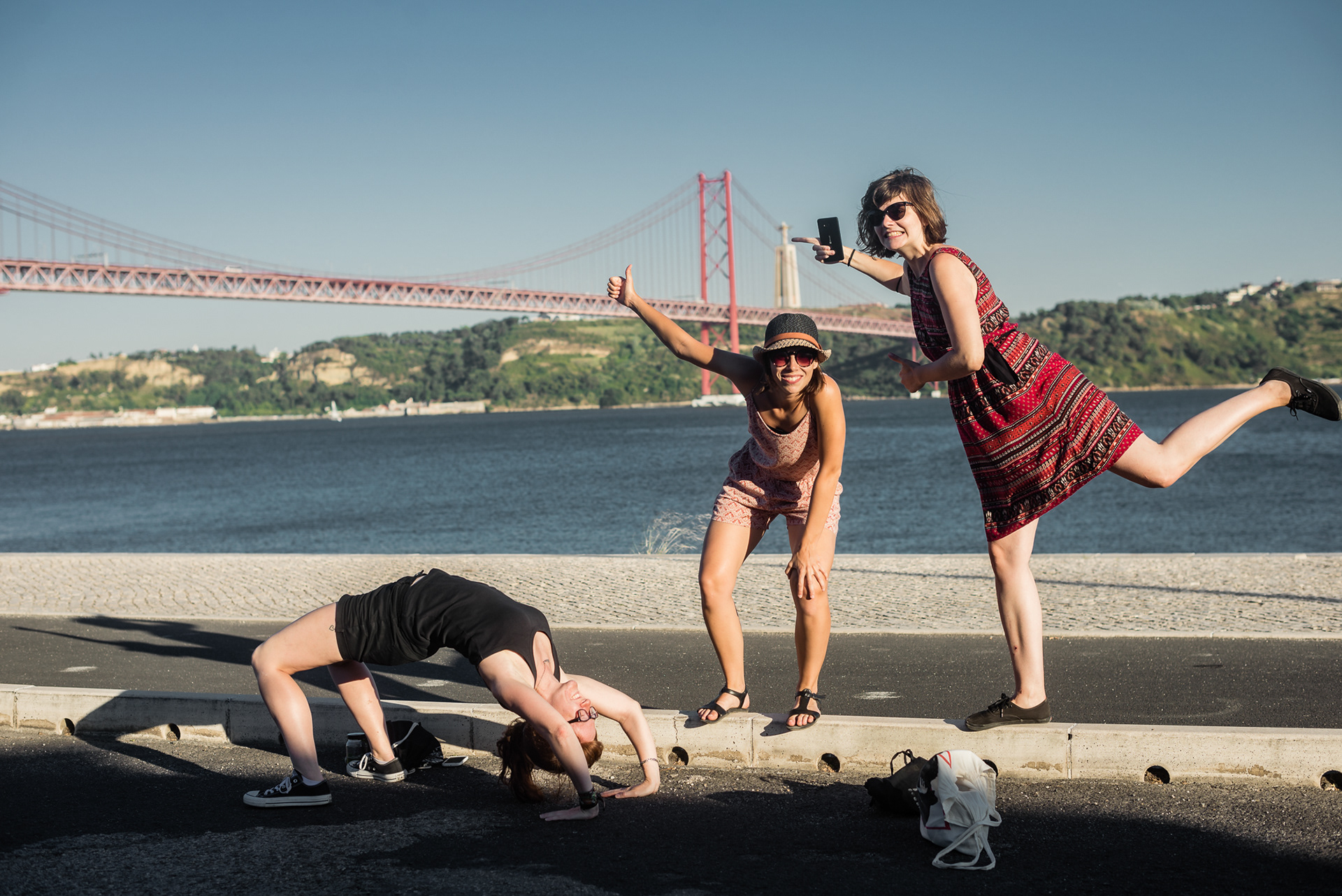 Ponte 25 de Abril - kopie Golden Gate Bridge pojmenovaná po událostech Karafiátové revoluce, kdy levicoví revolucionáři svrhli Salazarovu diktaturu