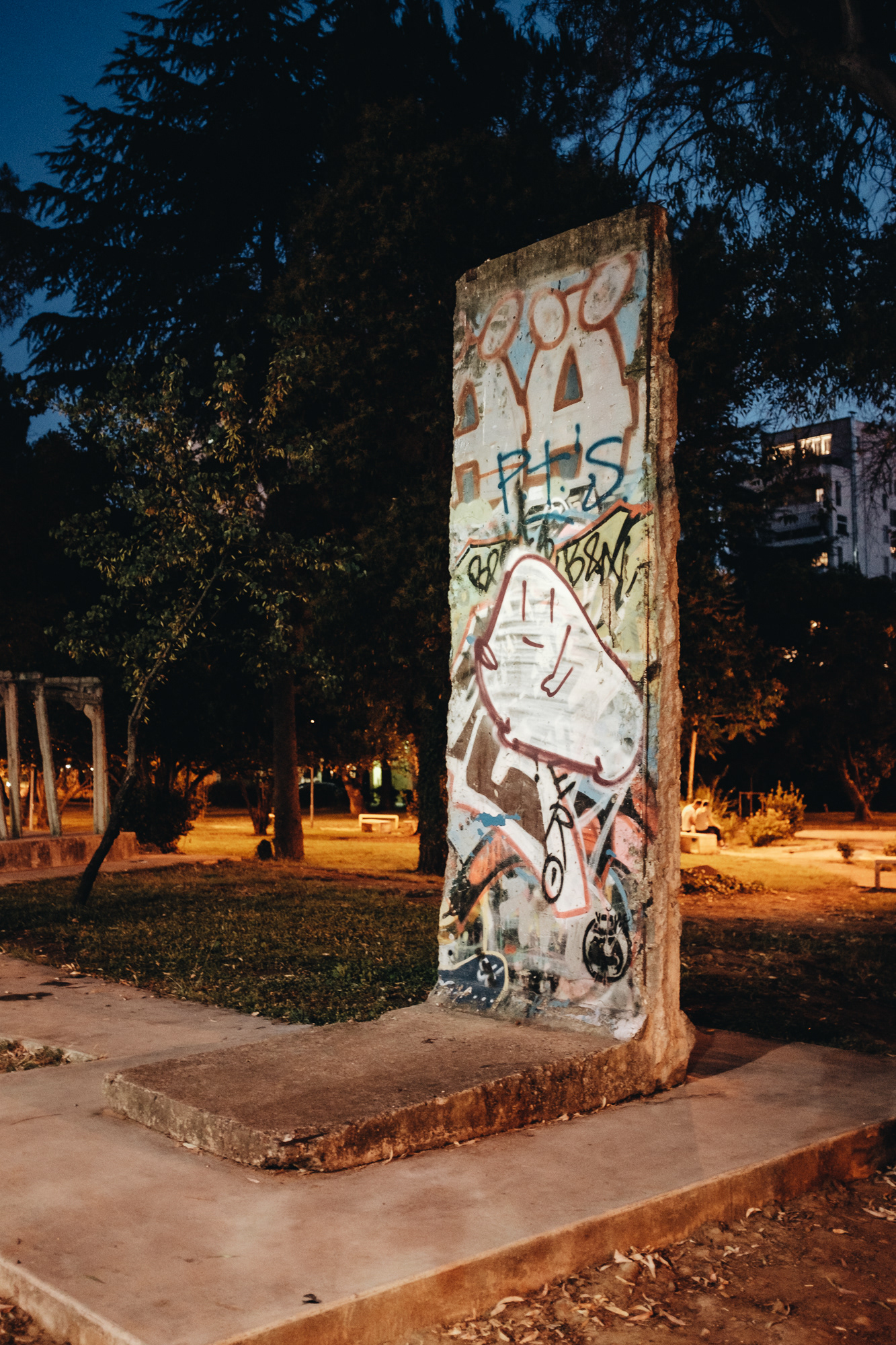 Postbllok - Checkpoint - památník na období komunistické izolace, má 3 části: Bunker TRIII 1976 I (místo blokády, přes které se vstupovalo do Blloku, exkluzivní rezidenční čtvrti pouze pro nejvýznamnější členy Albánské strany práce, kam běžný občan nesměl), betonové sloupy, které bývaly v chodbách vězeňských dolů Spac a kus darované berlínské zdi